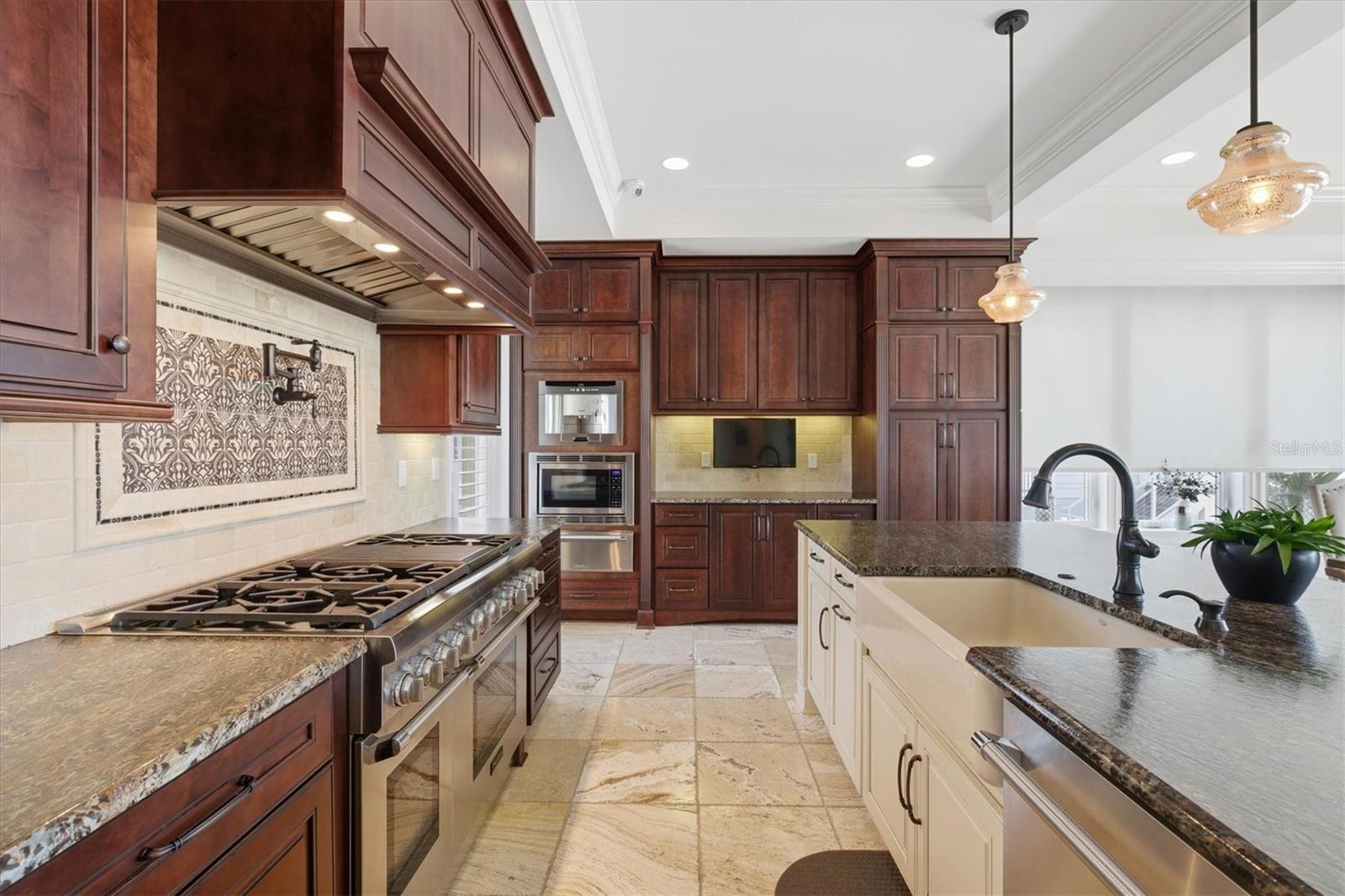 Listing photo id 24 for 2484 Baywood Drive W