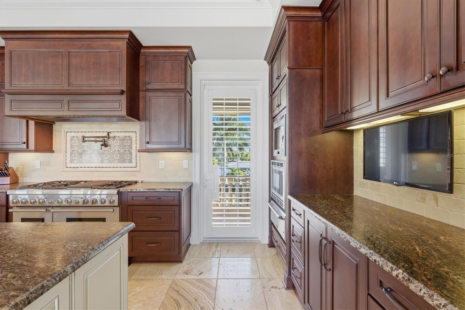 Listing photo id 25 for 2484 Baywood Drive W