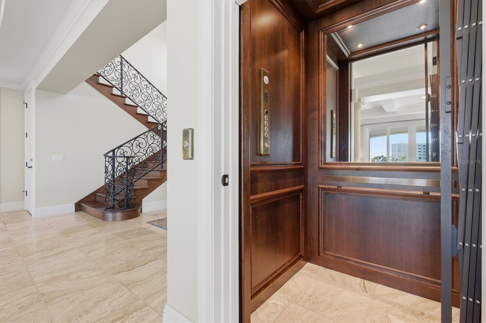 Listing photo id 31 for 2484 Baywood Drive W