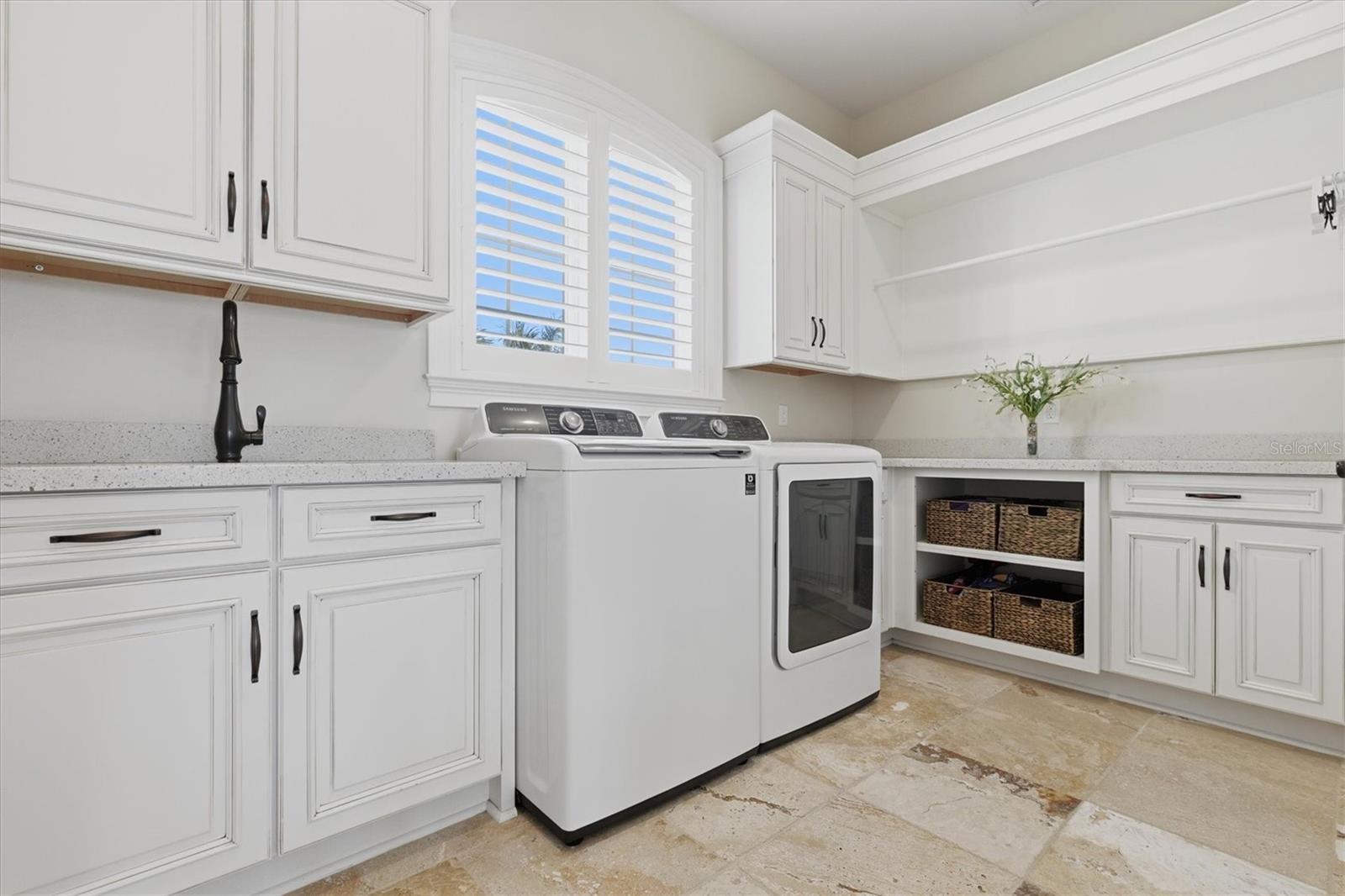 Listing photo id 33 for 2484 Baywood Drive W