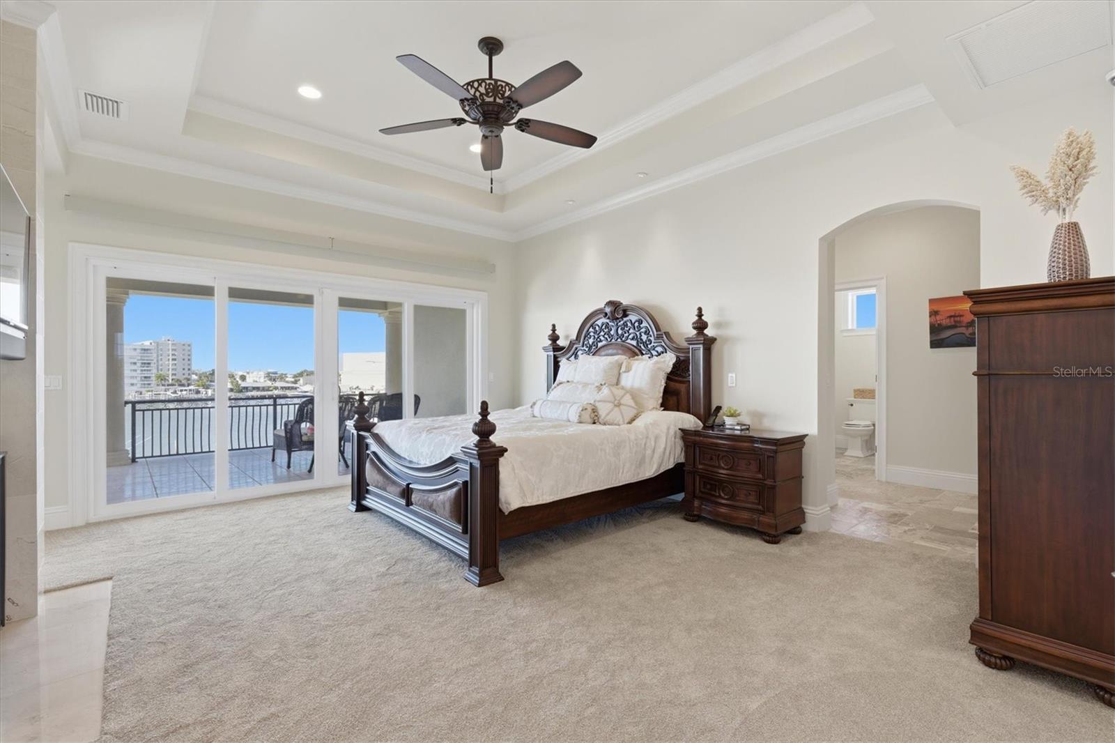 Listing photo id 49 for 2484 Baywood Drive W