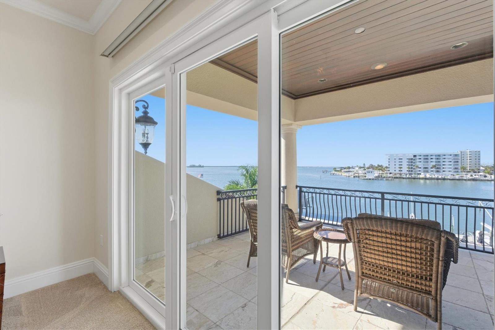 Listing photo id 57 for 2484 Baywood Drive W