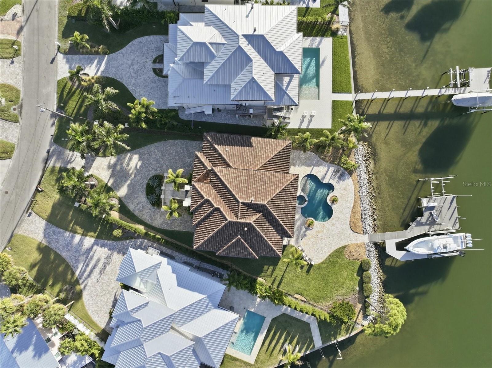 Listing photo id 4 for 2484 Baywood Drive W