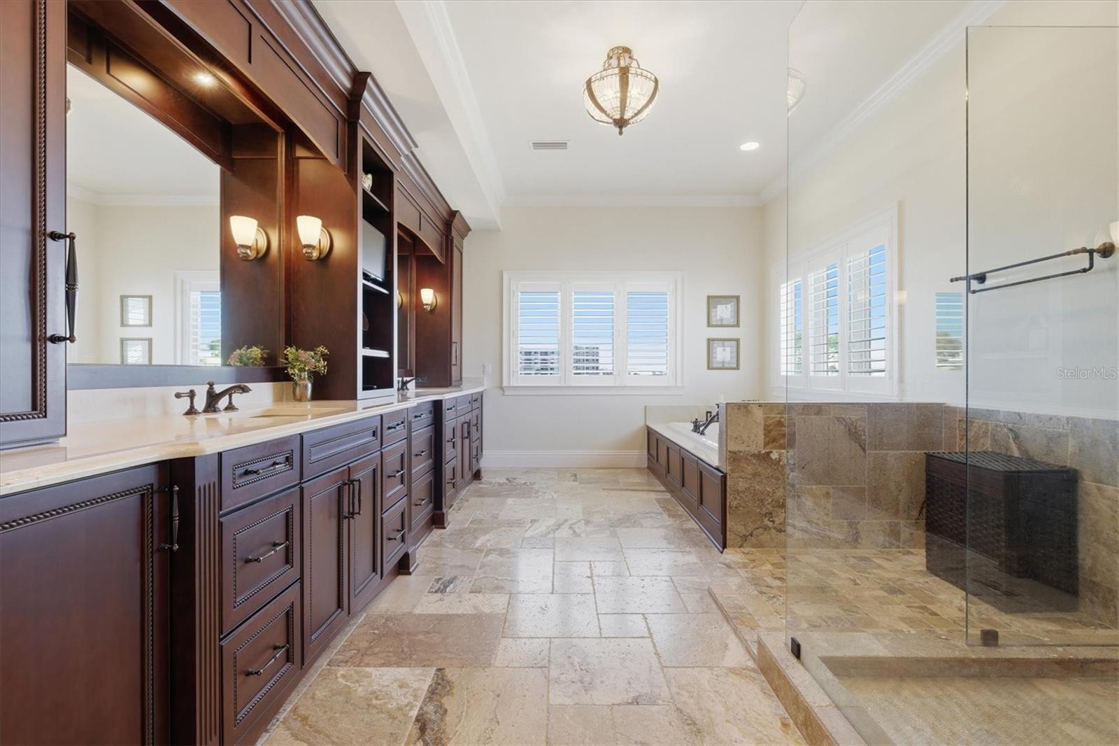 Listing photo id 59 for 2484 Baywood Drive W