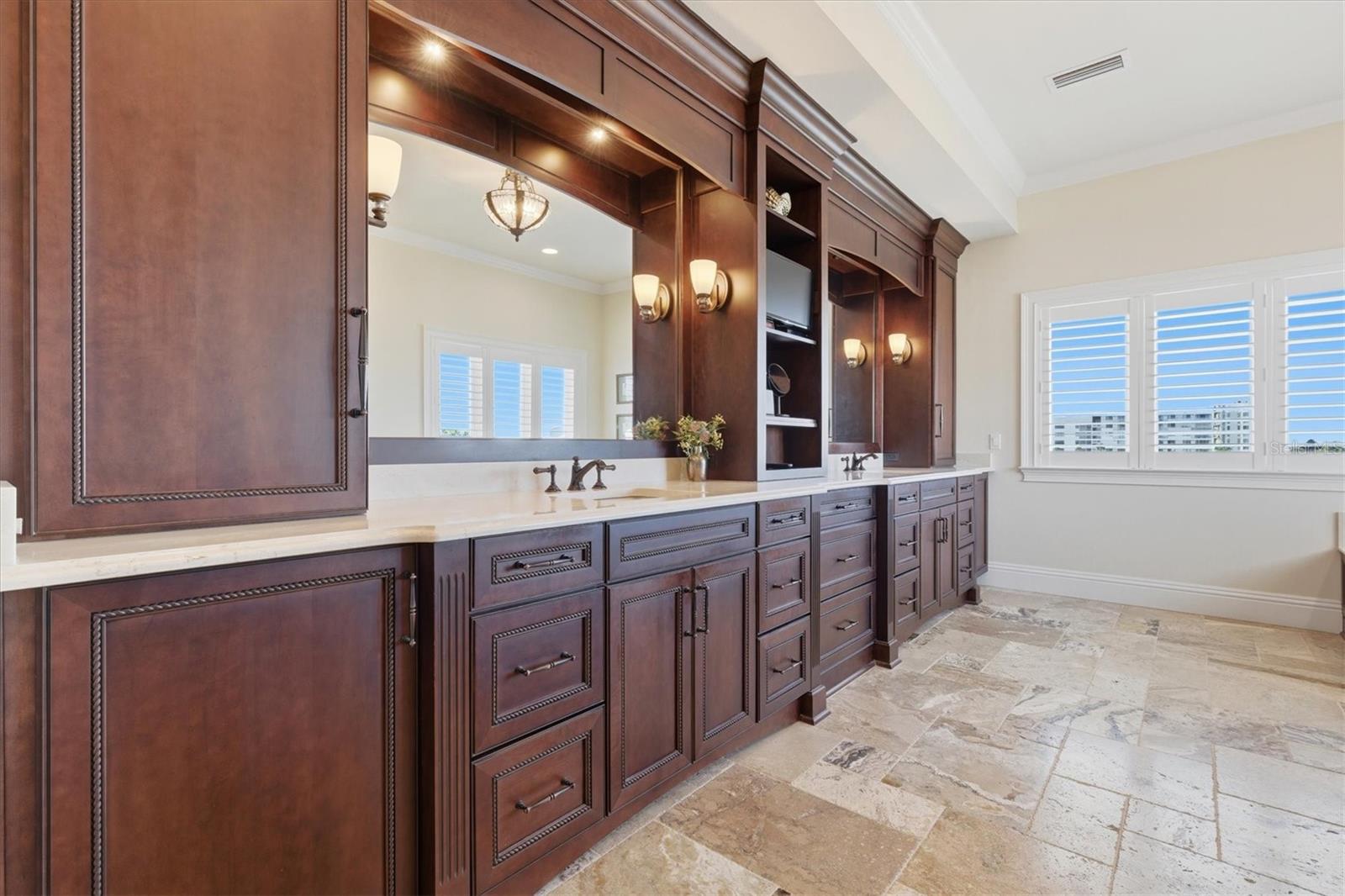 Listing photo id 60 for 2484 Baywood Drive W