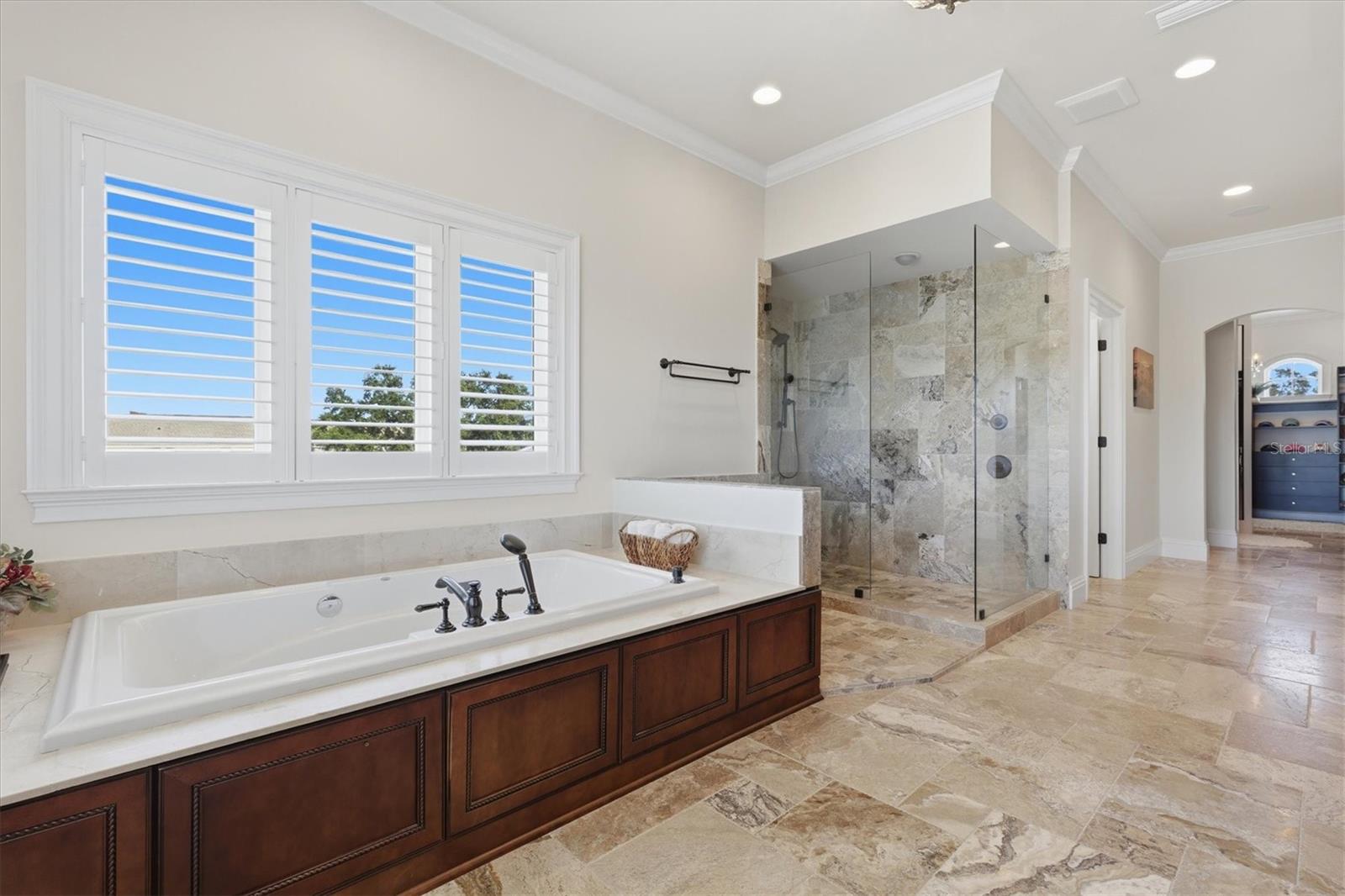 Listing photo id 62 for 2484 Baywood Drive W