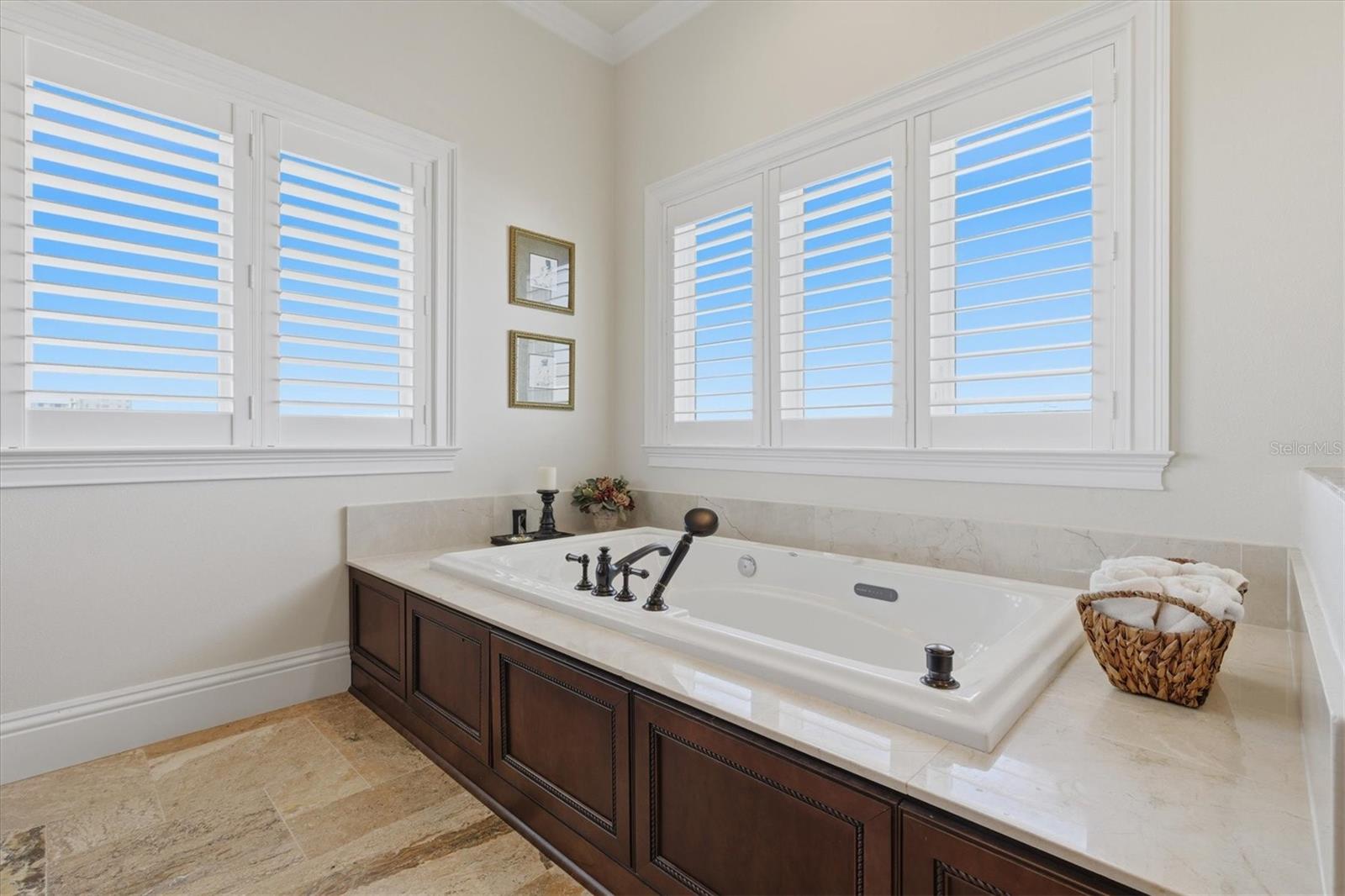 Listing photo id 64 for 2484 Baywood Drive W