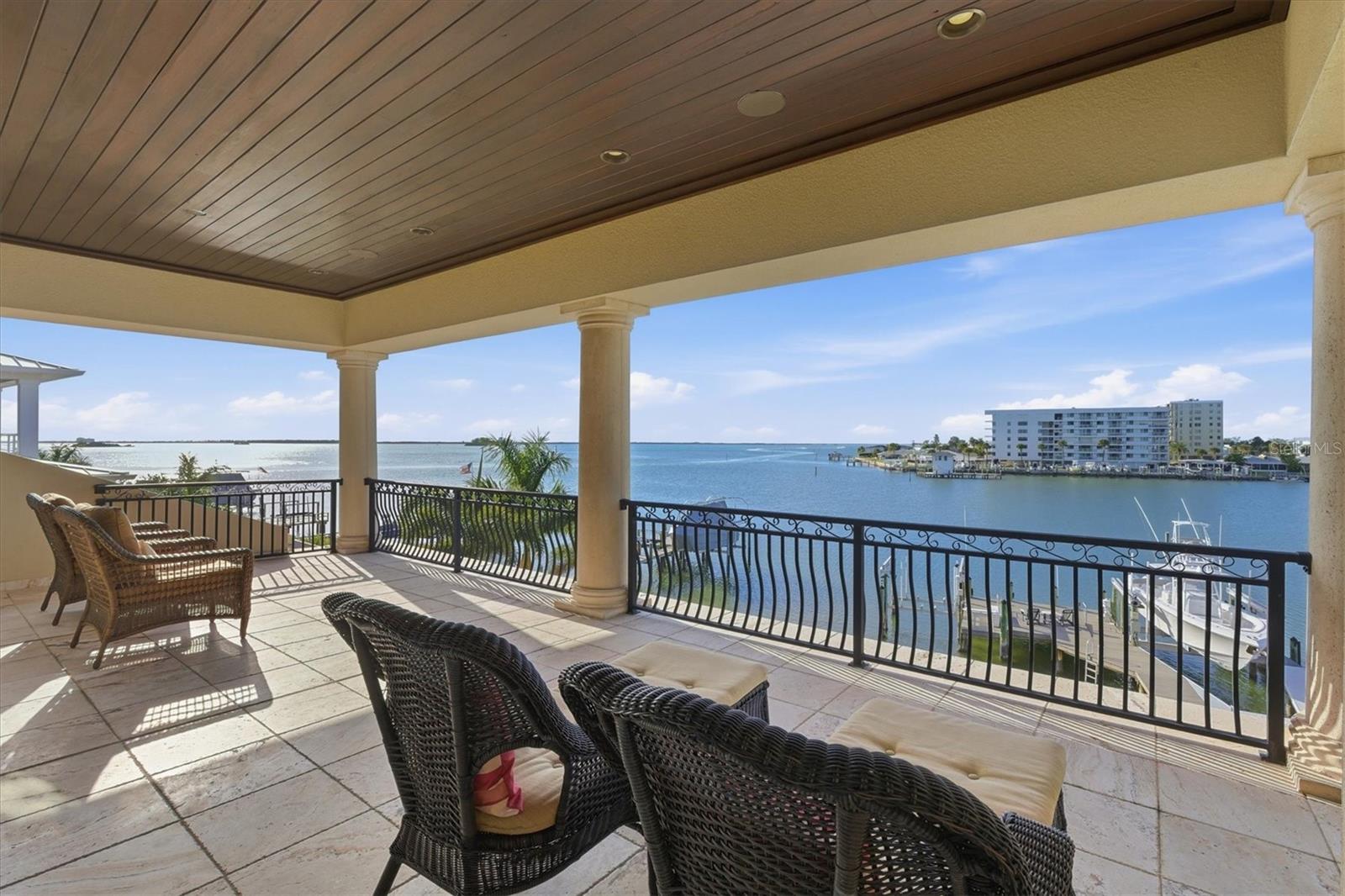 Listing photo id 68 for 2484 Baywood Drive W