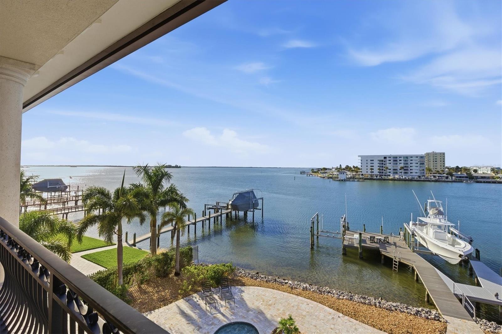 Listing photo id 71 for 2484 Baywood Drive W