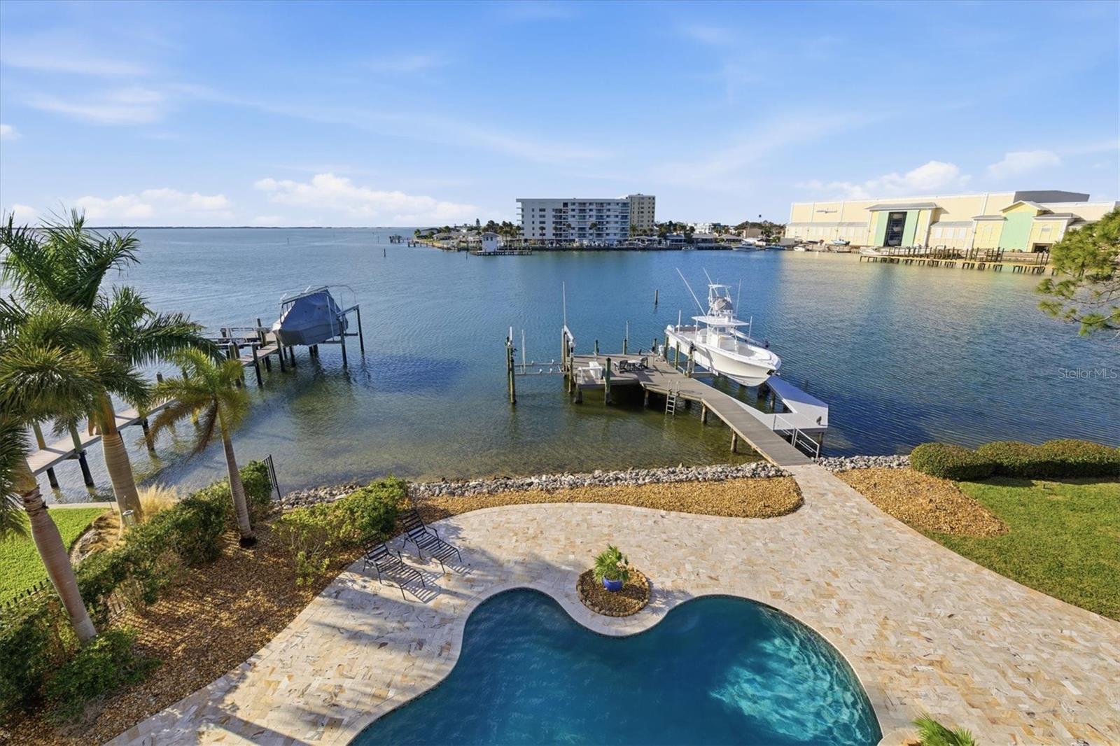 Listing photo id 72 for 2484 Baywood Drive W