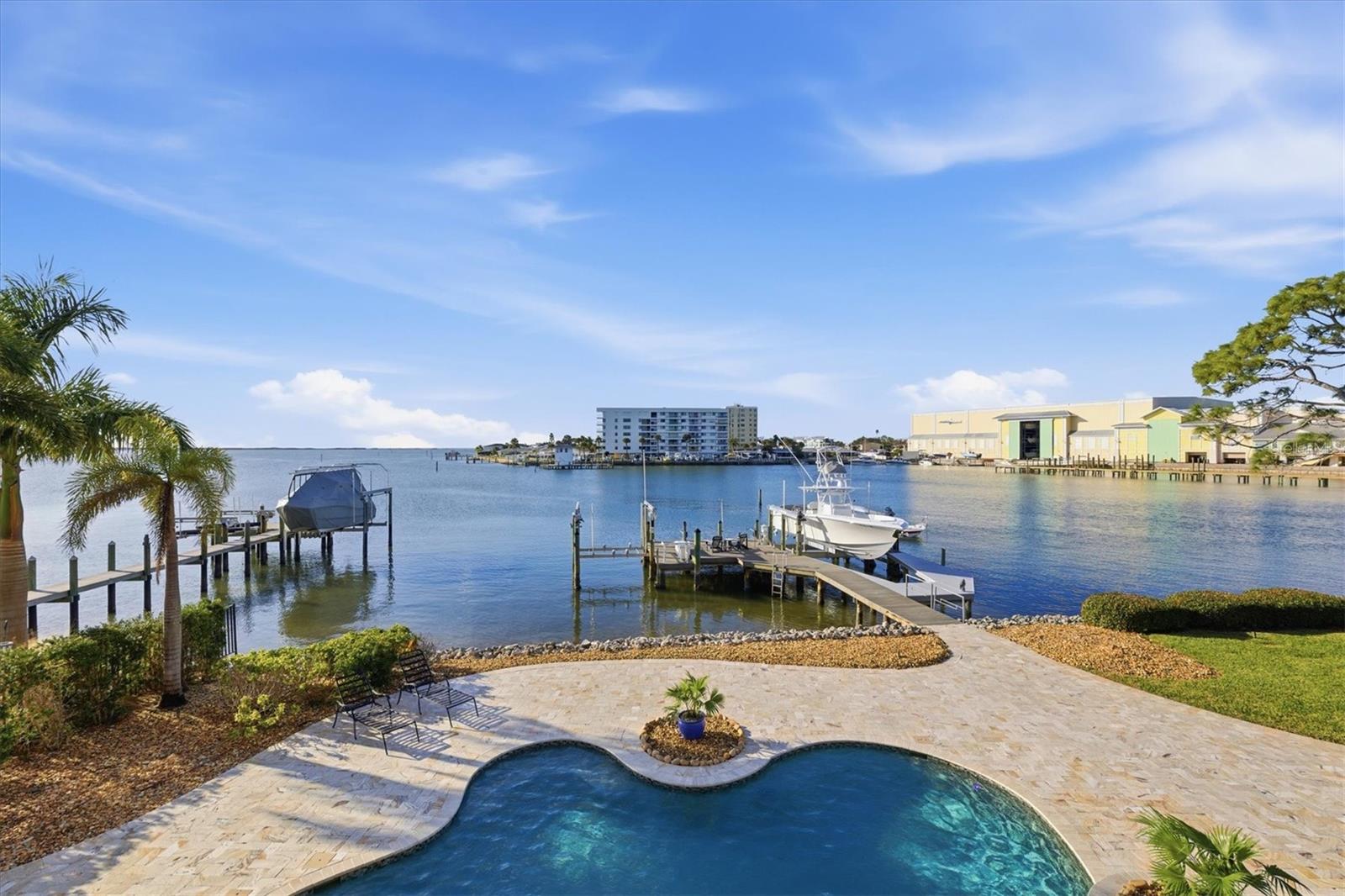 Listing photo id 80 for 2484 Baywood Drive W