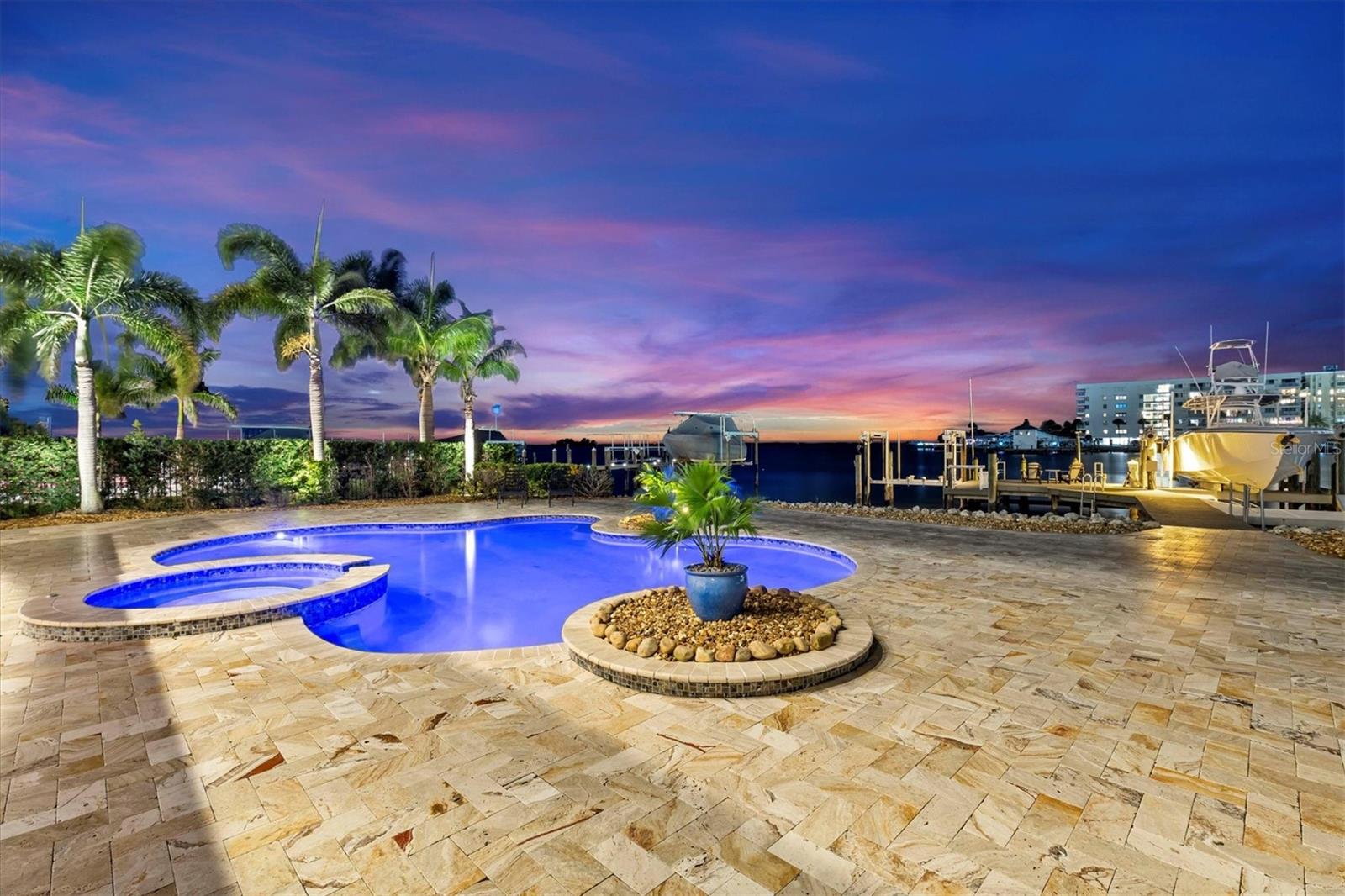 Listing photo id 93 for 2484 Baywood Drive W