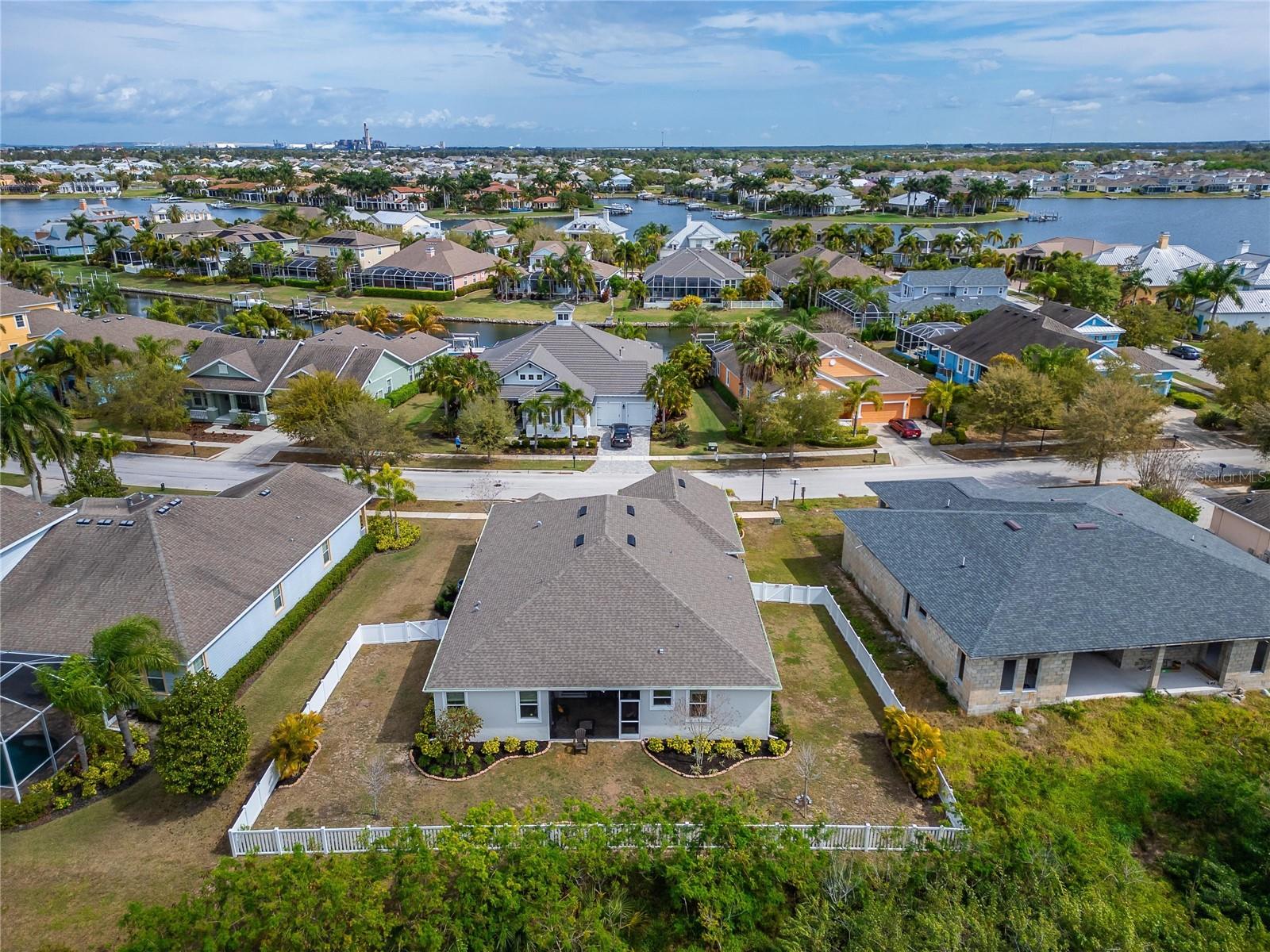 Listing photo id 86 for 618 Manns Harbor Drive