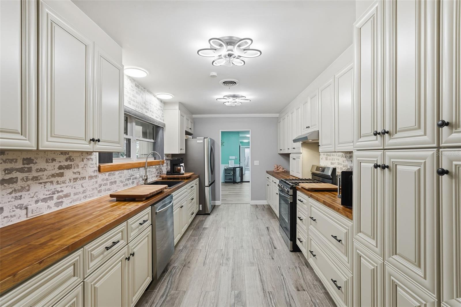 Image 11 of 39 For 3944 49th Avenue S