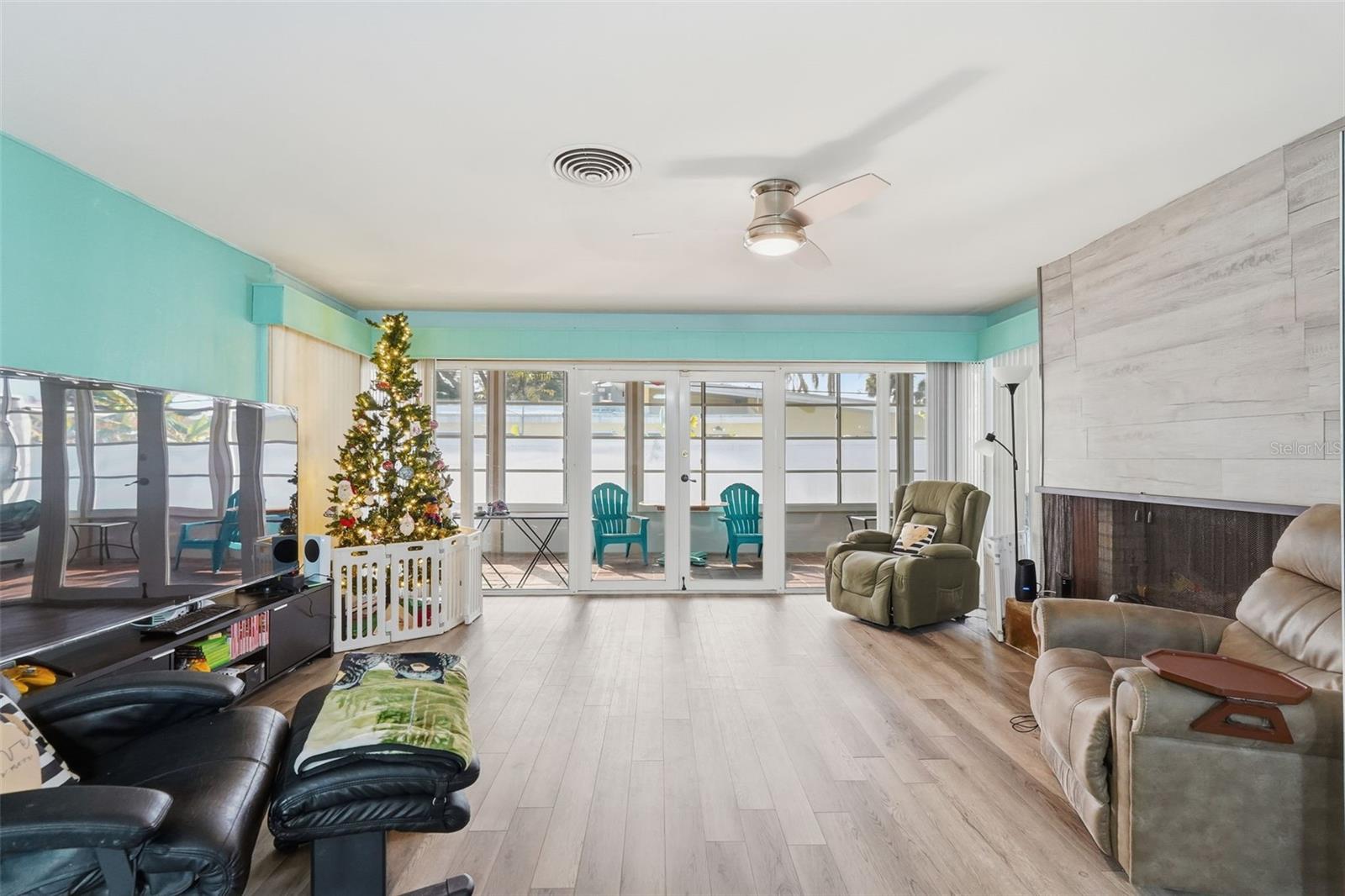 Image 15 of 39 For 3944 49th Avenue S