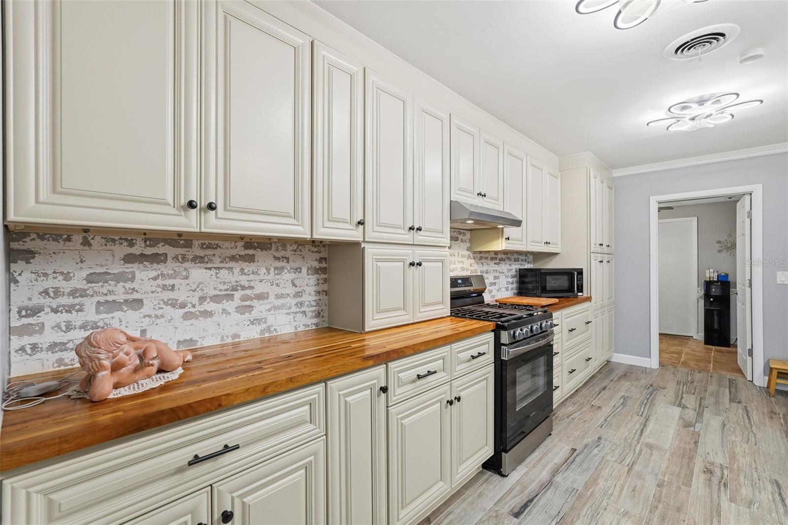 Image 8 of 39 For 3944 49th Avenue S