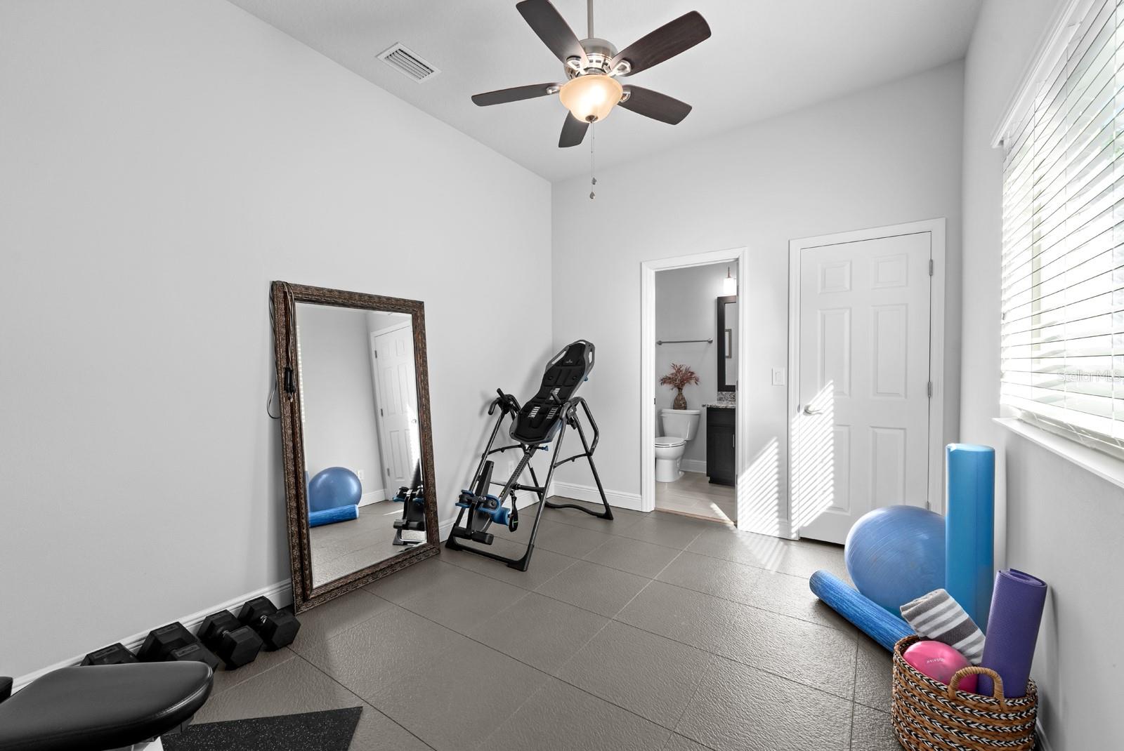 Listing photo id 12 for 1307 Charleen Street