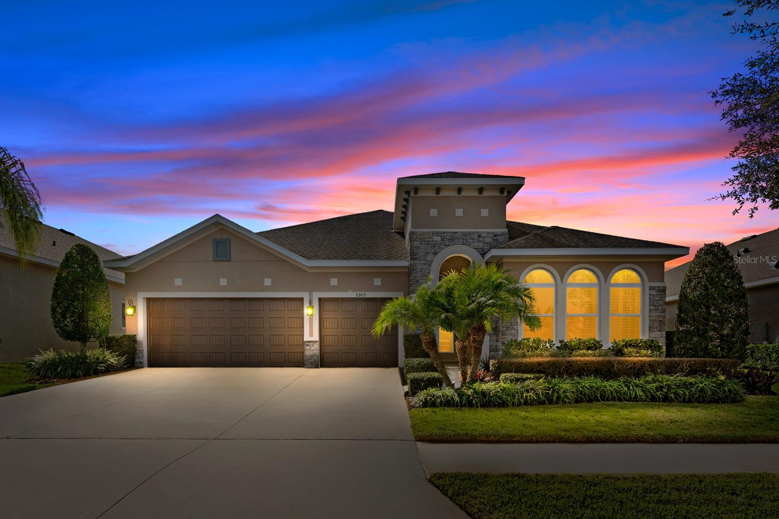 Listing photo id 0 for 1307 Charleen Street