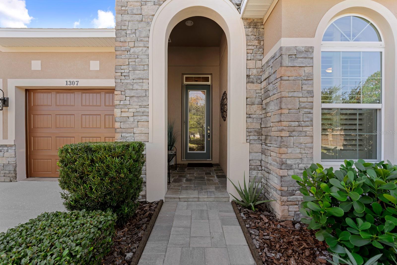 Listing photo id 2 for 1307 Charleen Street