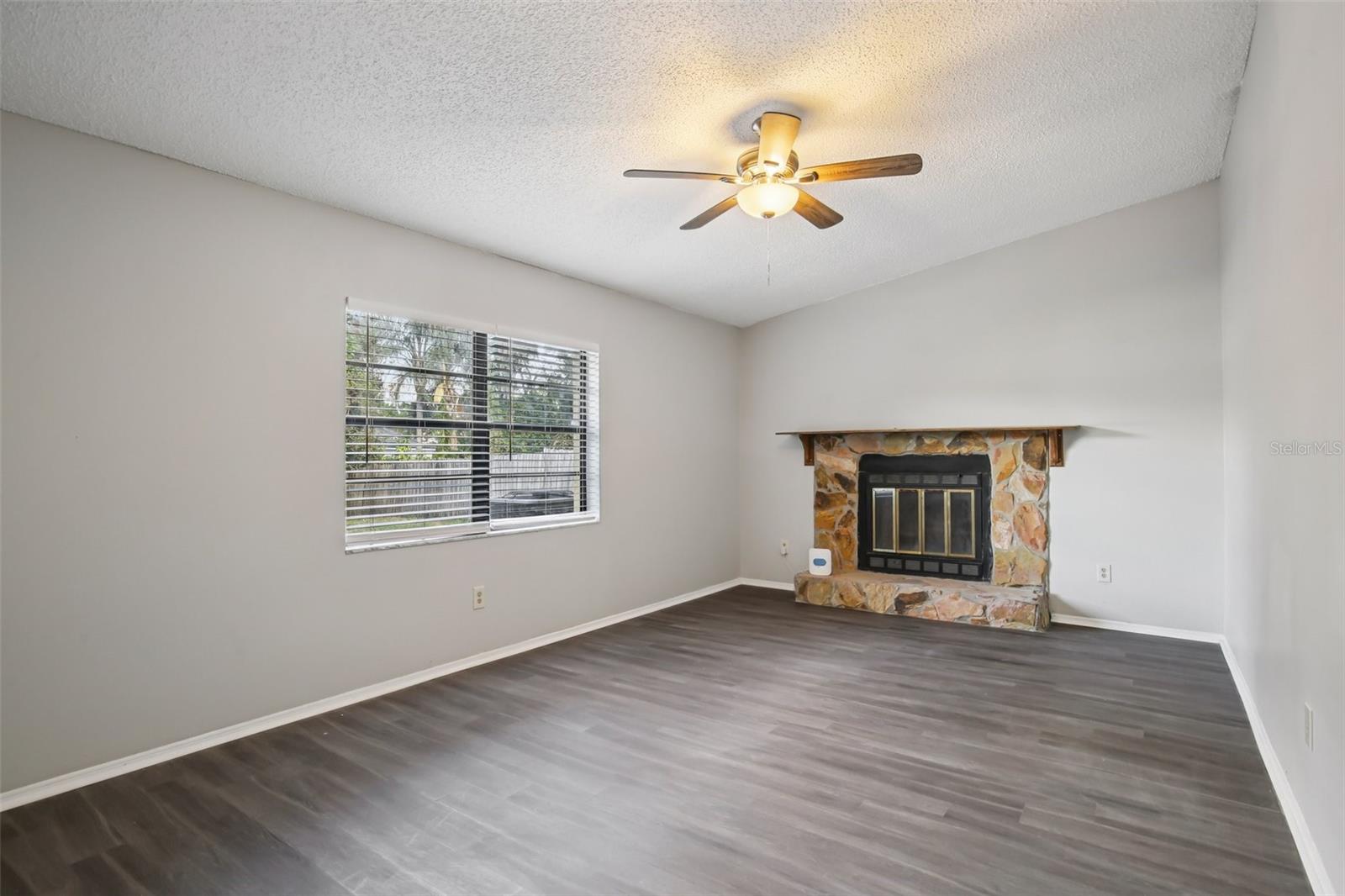 Listing photo id 13 for 1408 Woodstork Drive