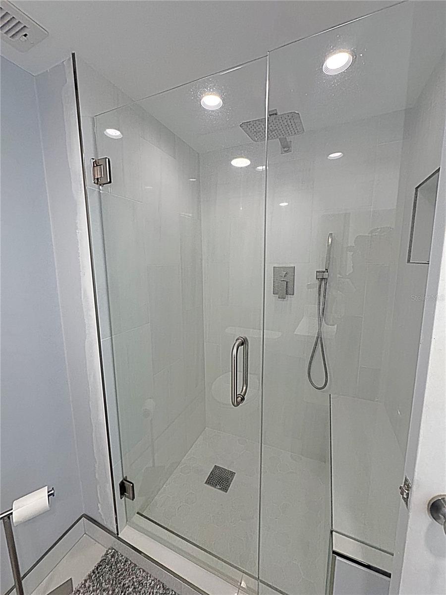 Image 14 of 45 For 400 Island Way 1606