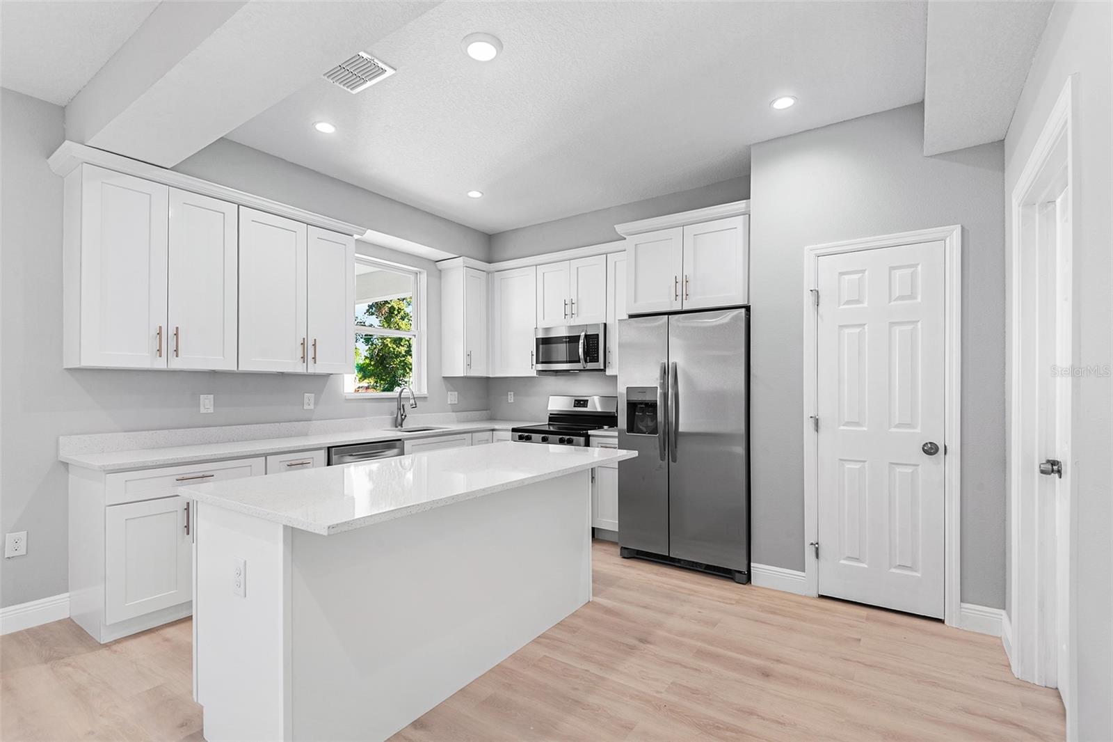 Image 14 of 26 For 2519 Avenue E Sw