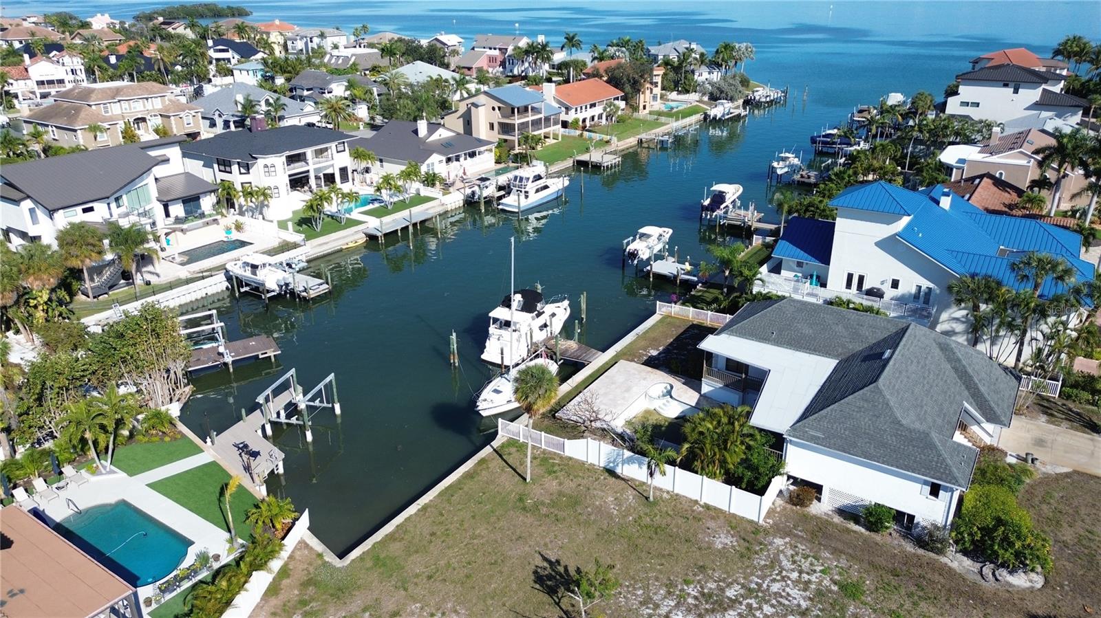 Listing photo id 3 for 139 9th Street E