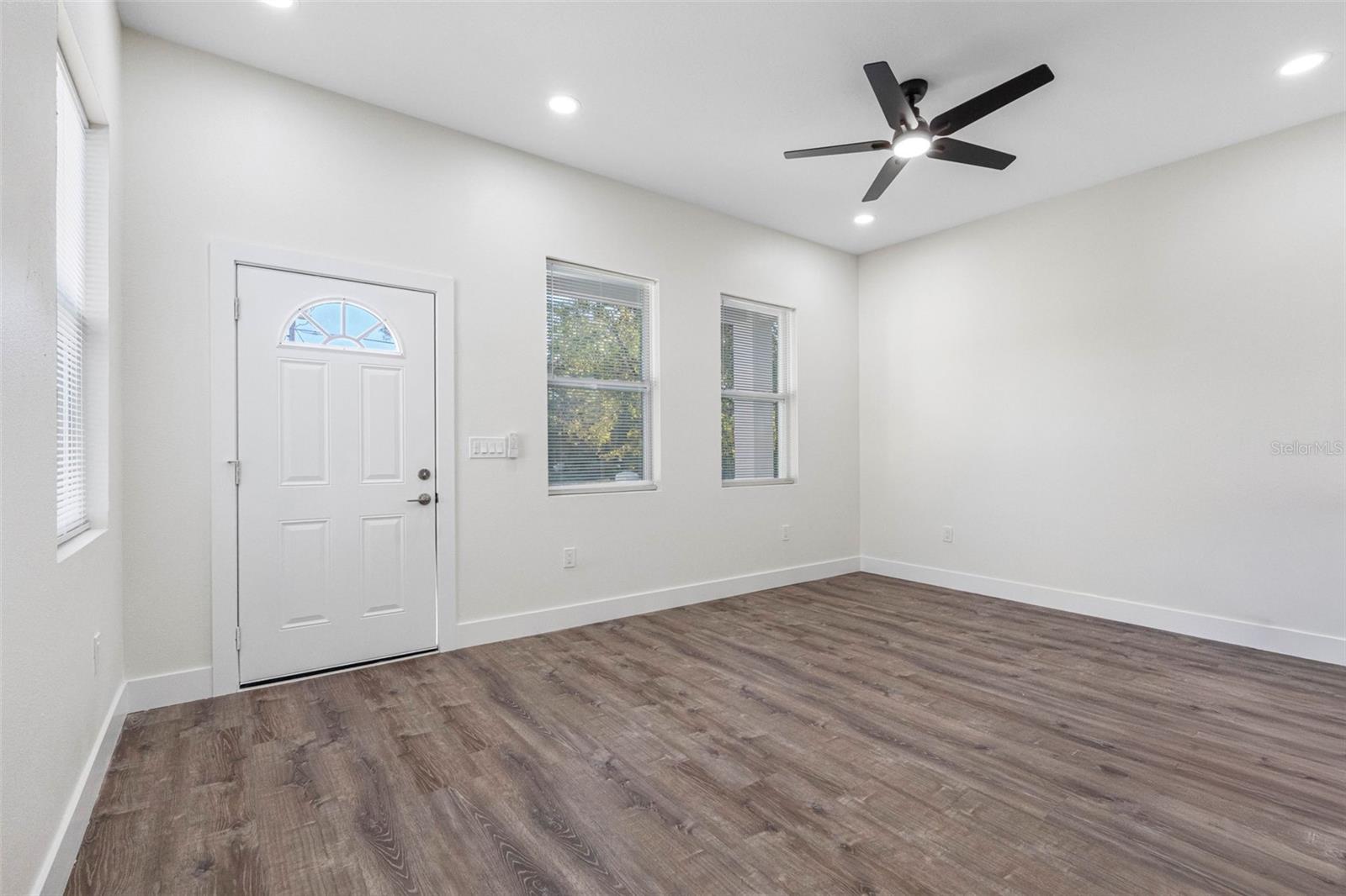 Image 5 of 50 For 10247 Lake Drive