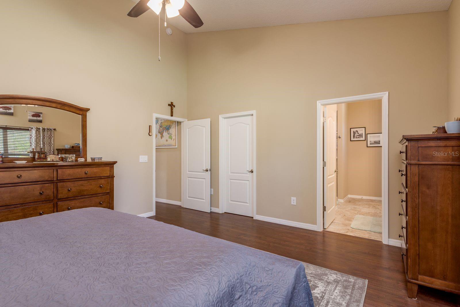 Image 17 of 43 For 12097 Thames Avenue