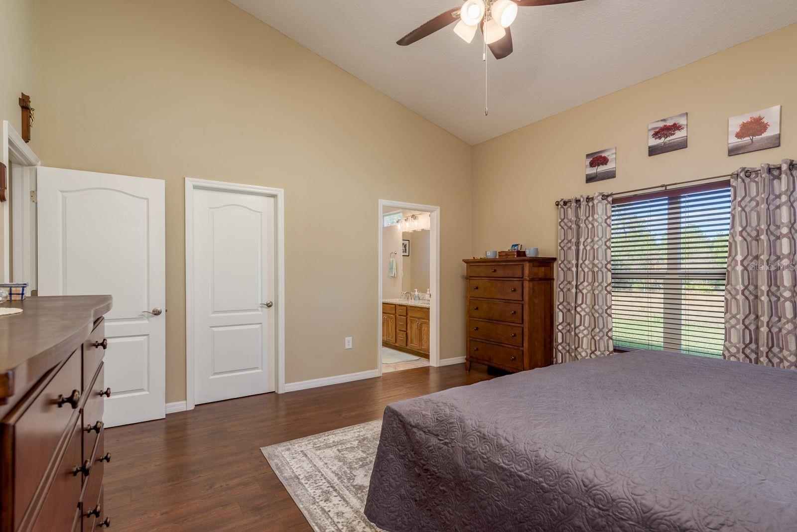 Image 18 of 43 For 12097 Thames Avenue