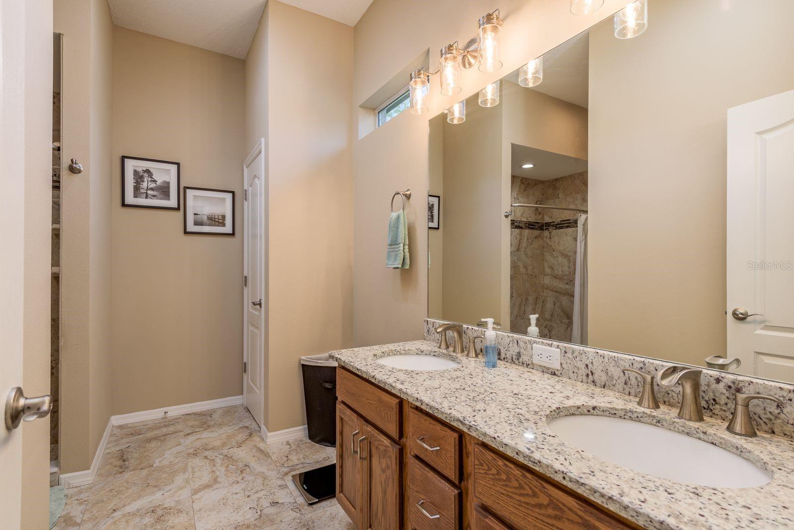 Image 19 of 43 For 12097 Thames Avenue