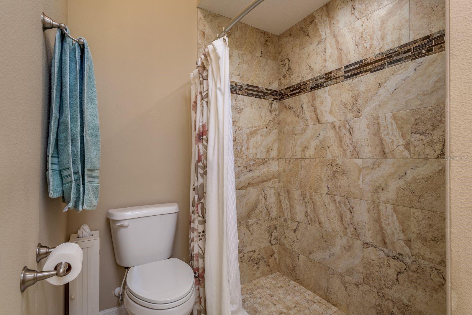 Image 20 of 43 For 12097 Thames Avenue