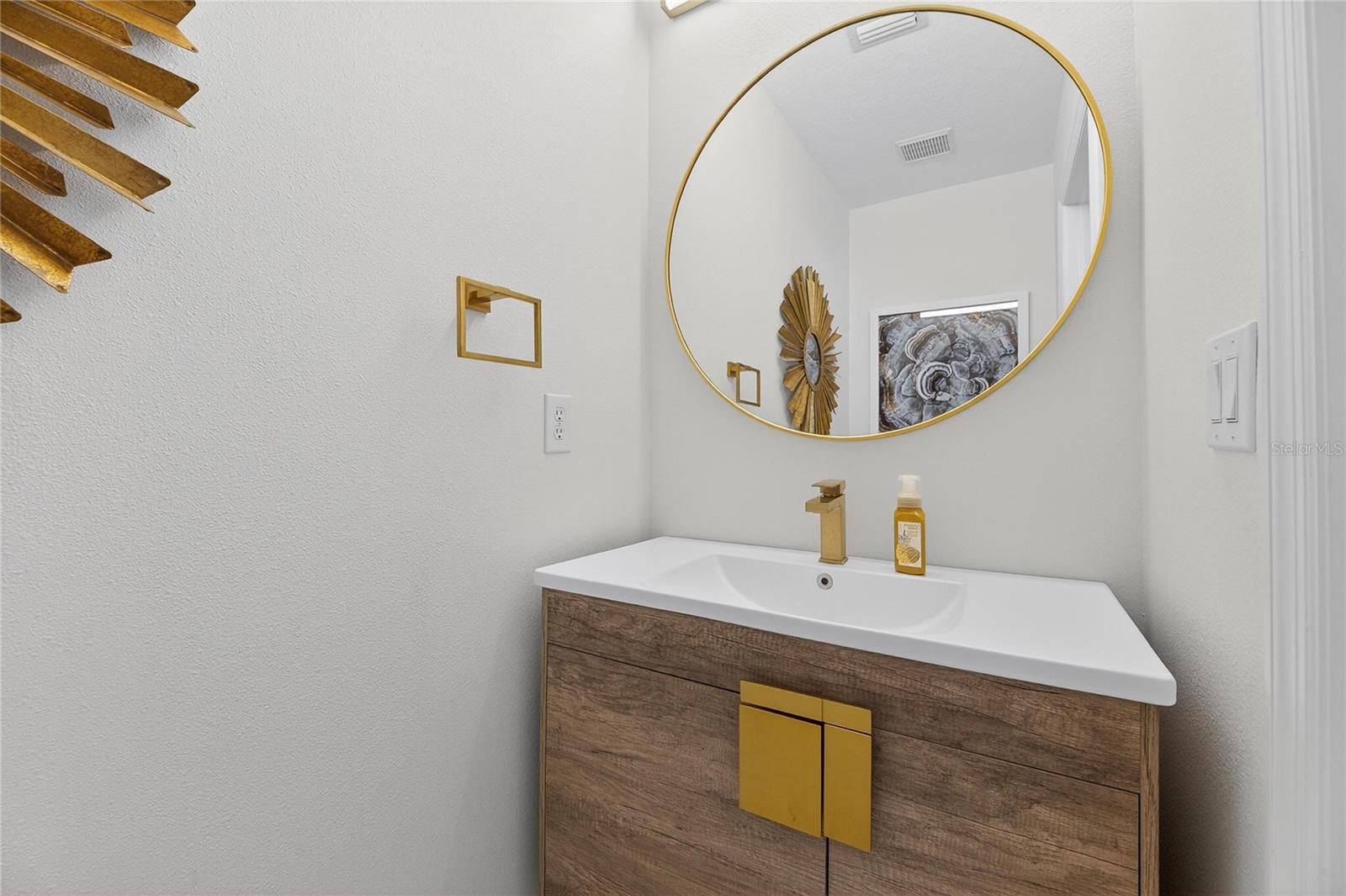 Image 22 of 96 For 415 Islebay Drive