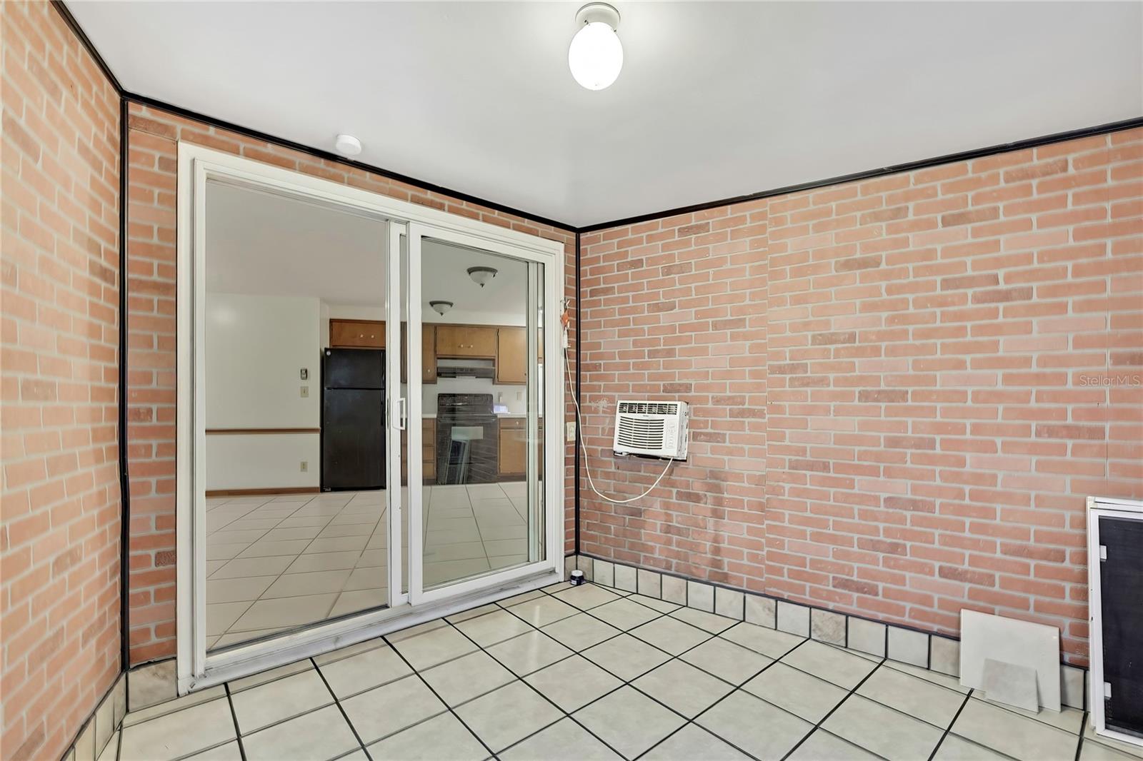 Listing photo id 18 for 7830 Butler Avenue