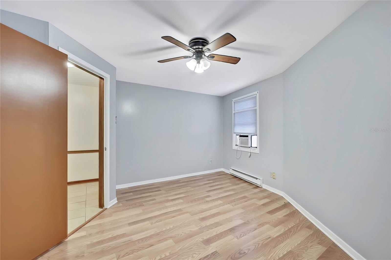 Listing photo id 2 for 7830 Butler Avenue