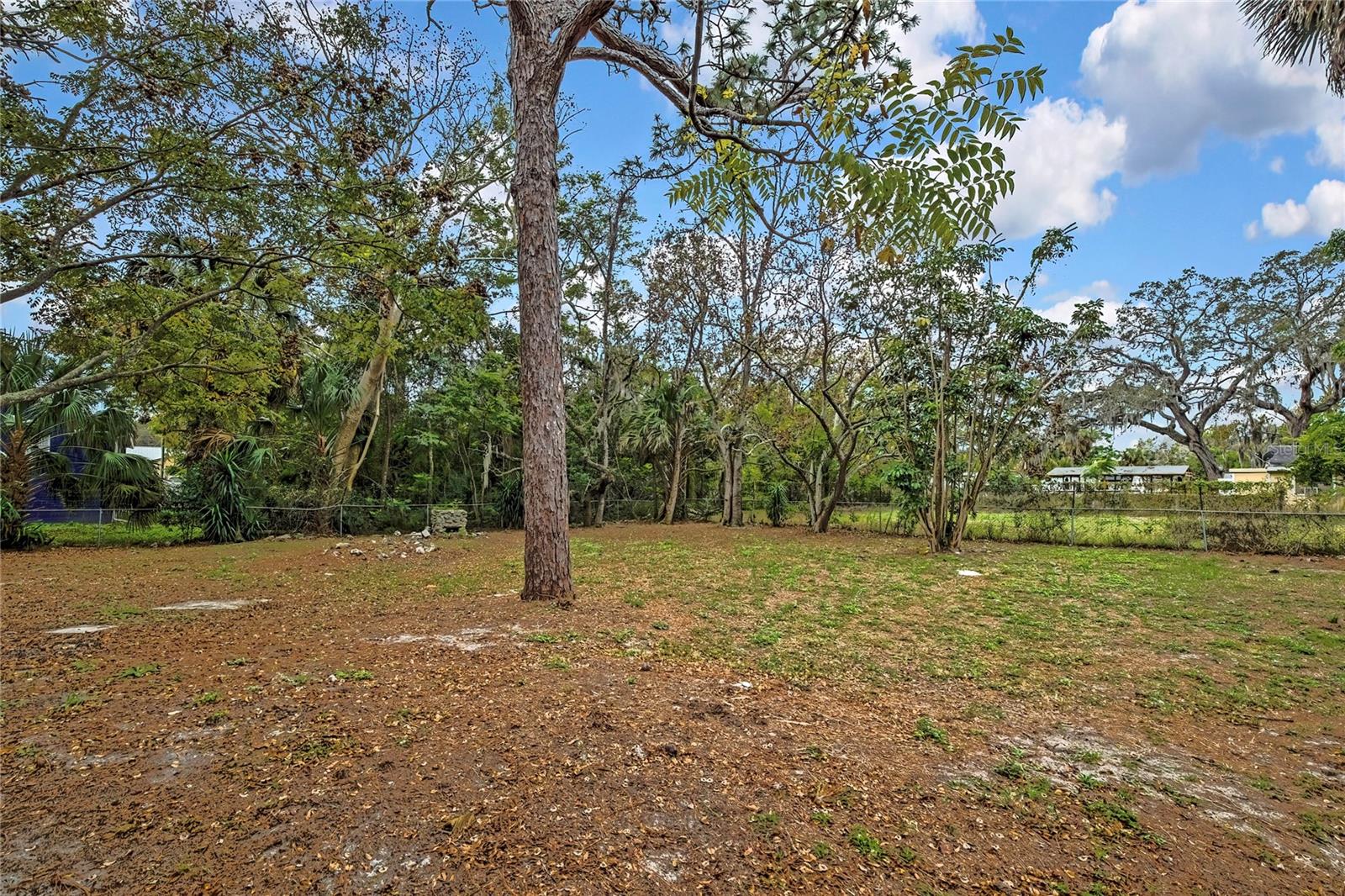 Listing photo id 3 for 7830 Butler Avenue