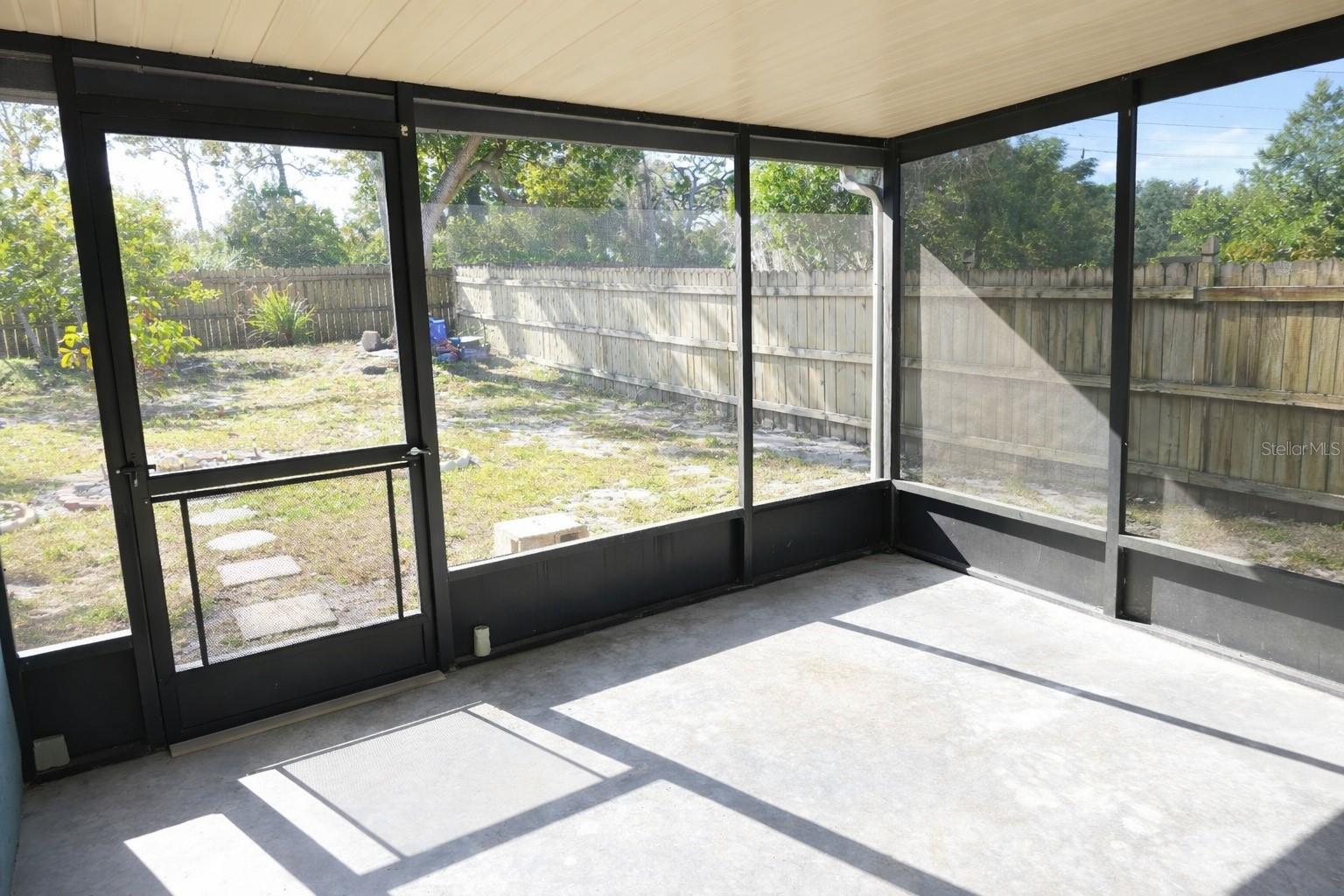 Listing photo id 14 for 2902 Blossom Lake Drive