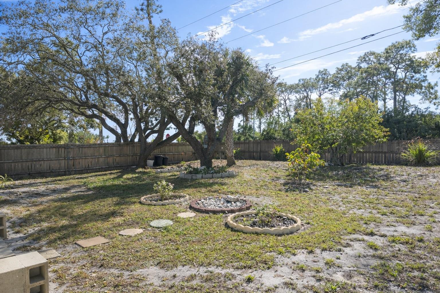 Listing photo id 17 for 2902 Blossom Lake Drive