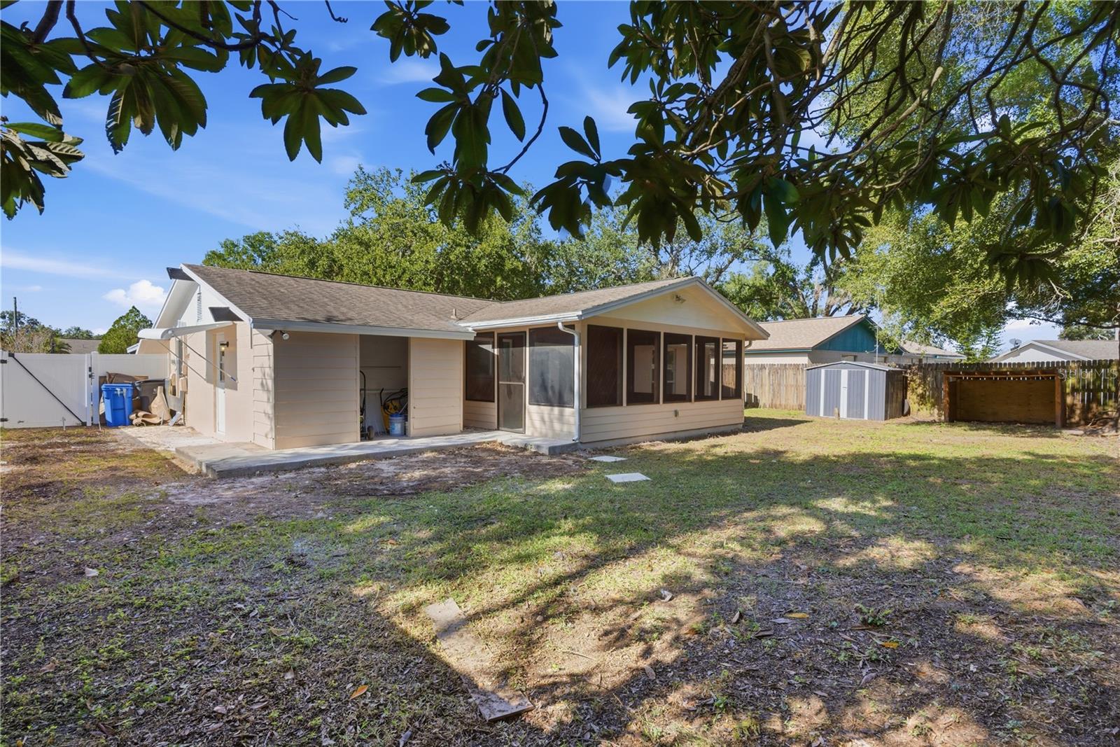 Listing photo id 12 for 613 Highview Circle N