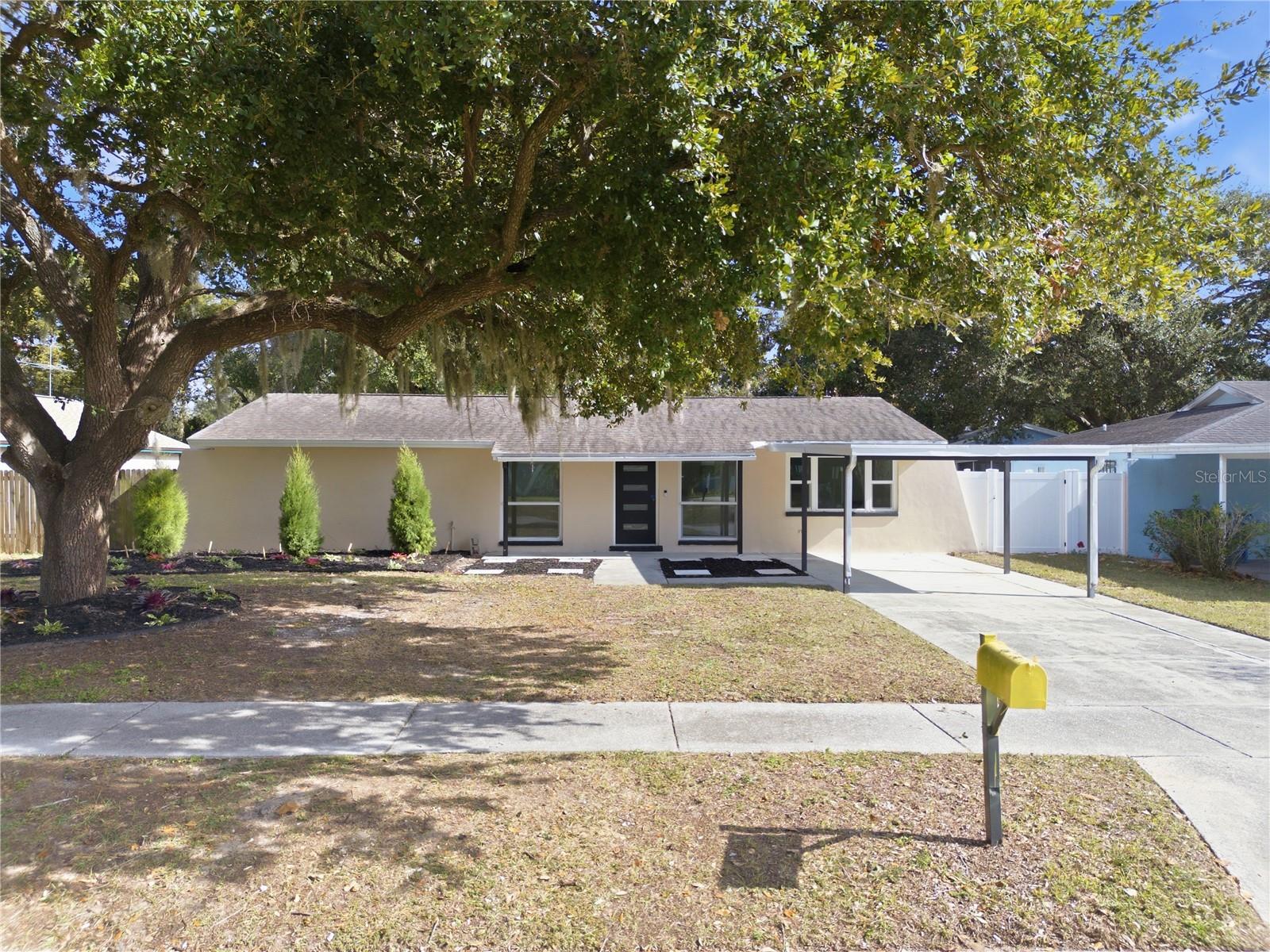 Listing photo id 0 for 613 Highview Circle N