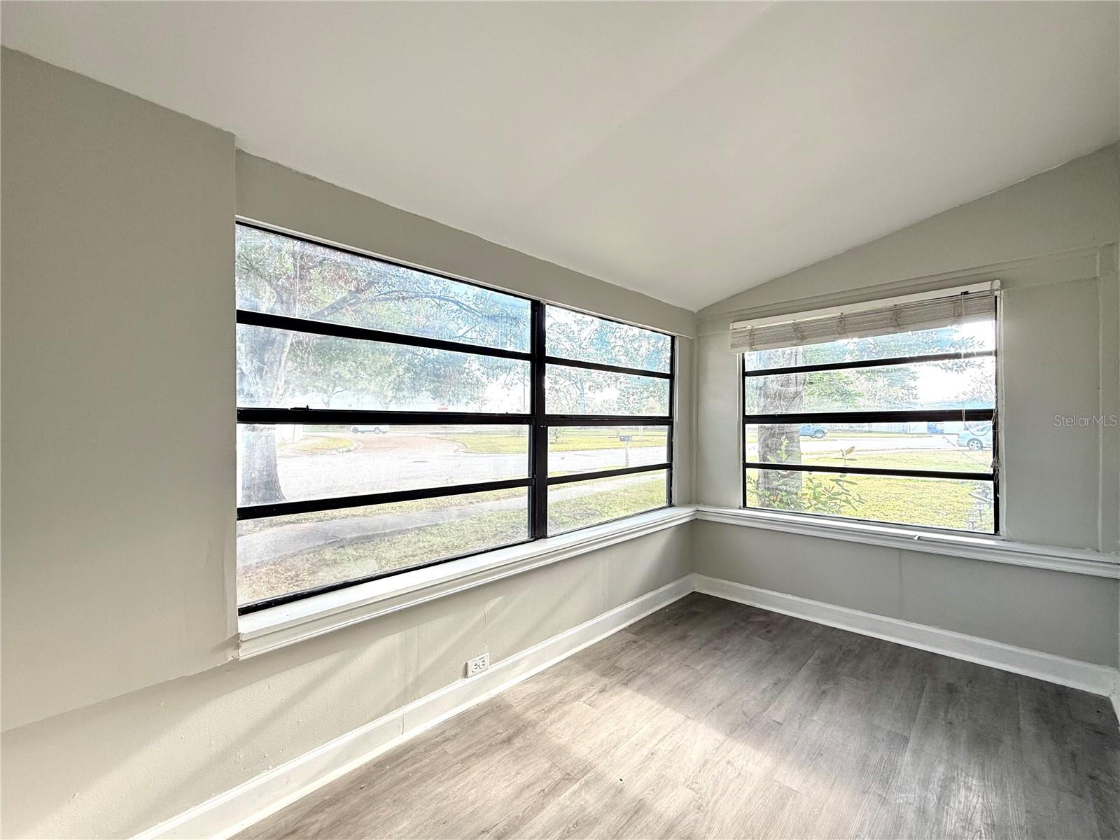 Listing photo id 14 for 5530 Crissman Drive N