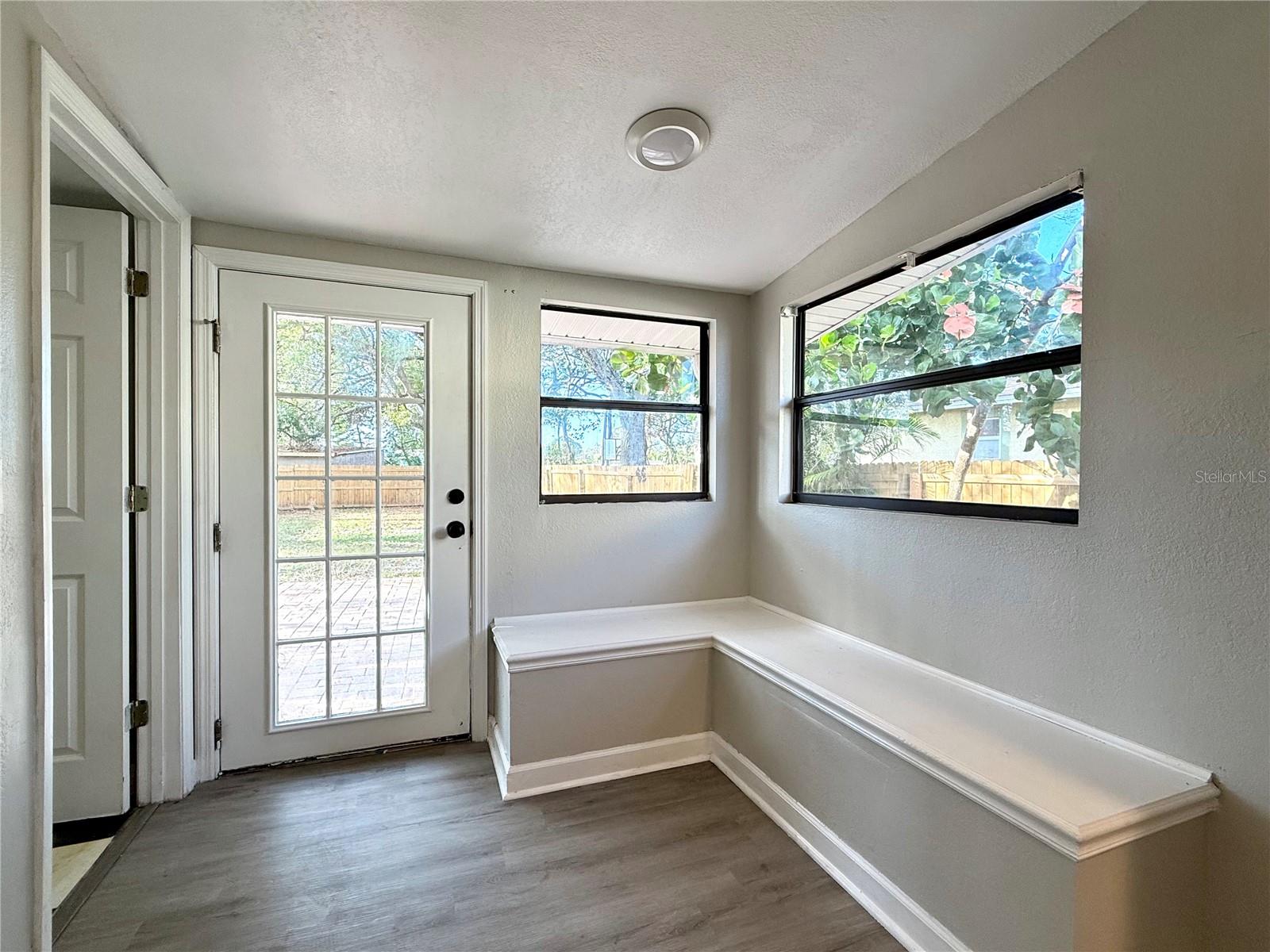 Listing photo id 1 for 5530 Crissman Drive N