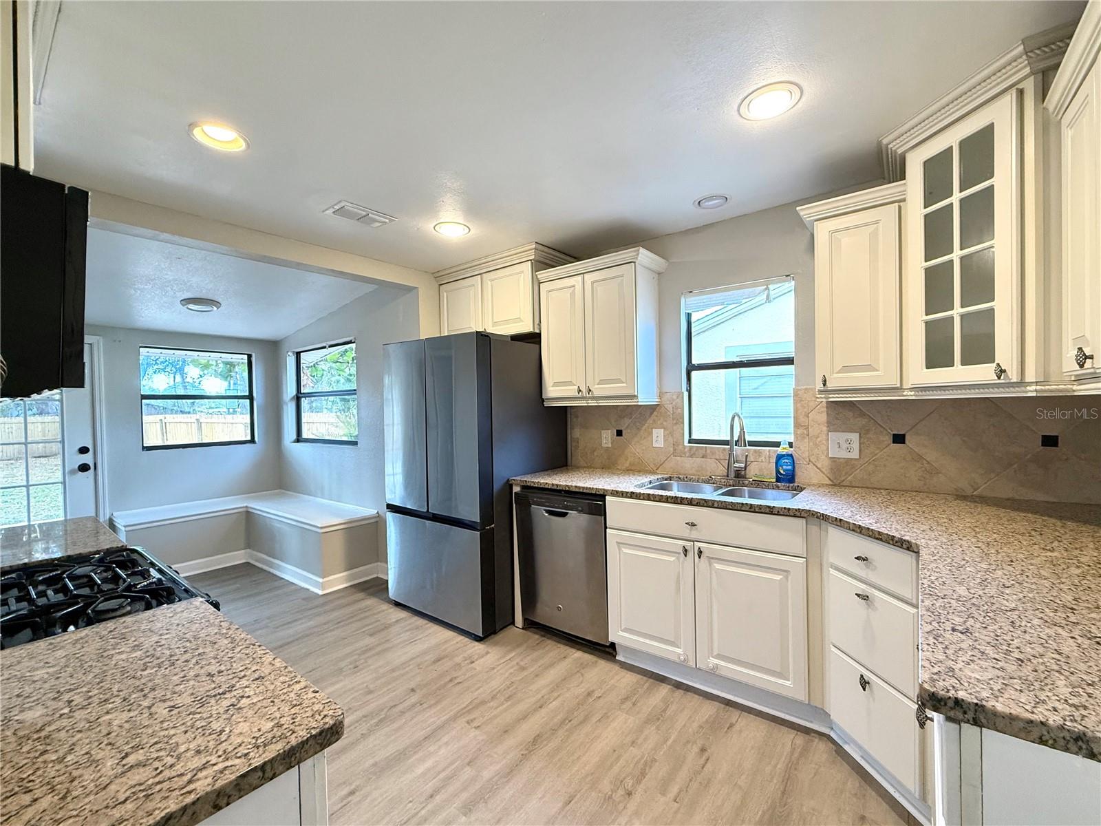 Listing photo id 4 for 5530 Crissman Drive N