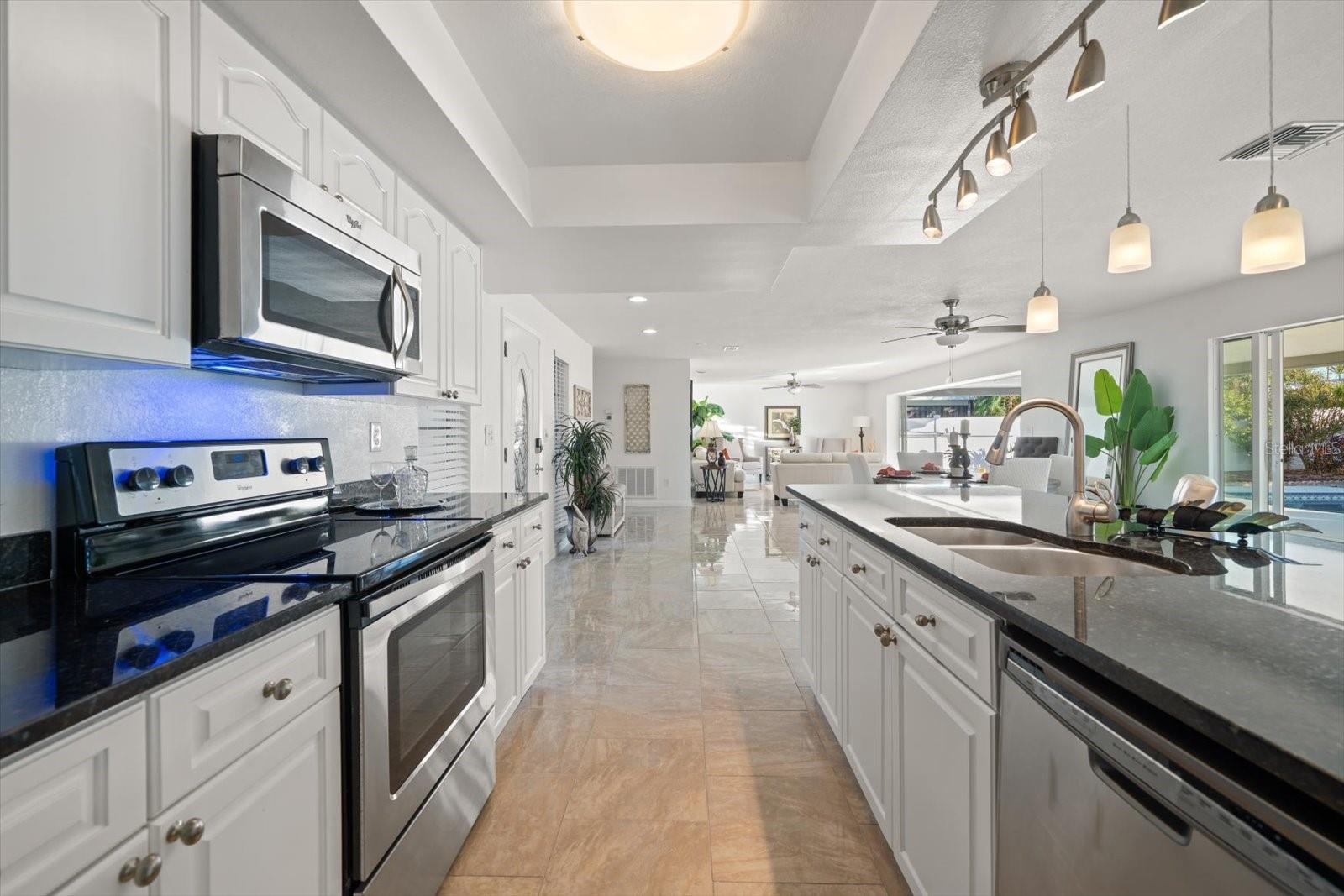 Listing photo id 10 for 14922 Crown Drive