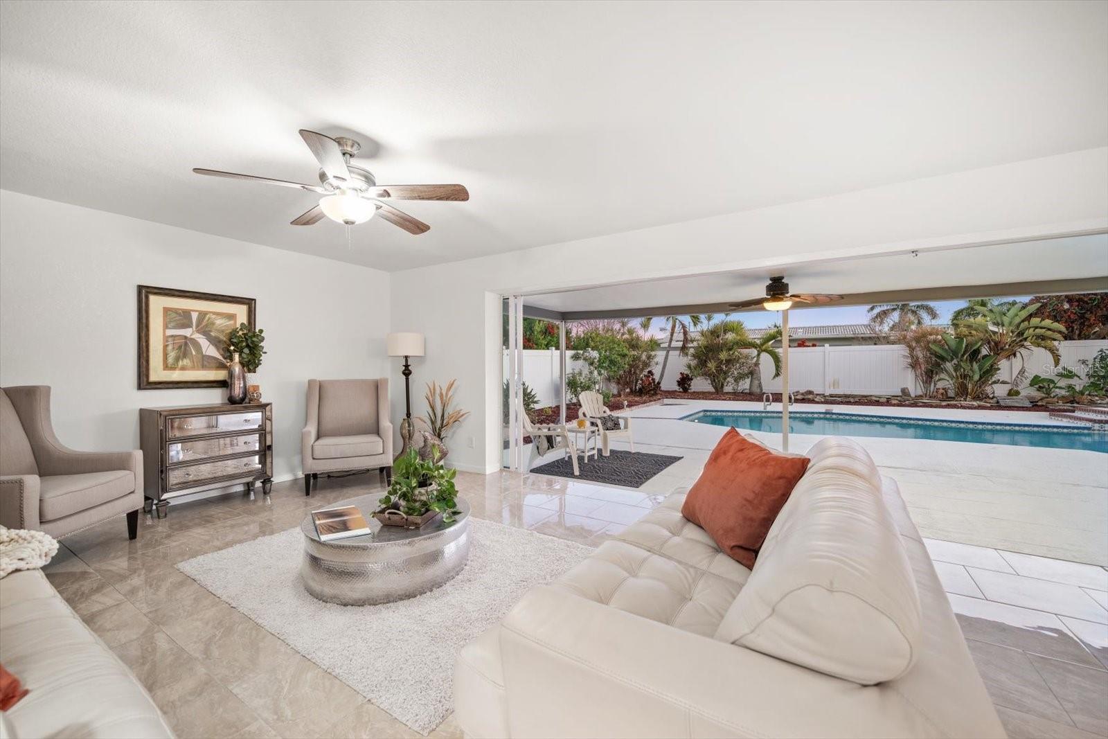 Listing photo id 13 for 14922 Crown Drive