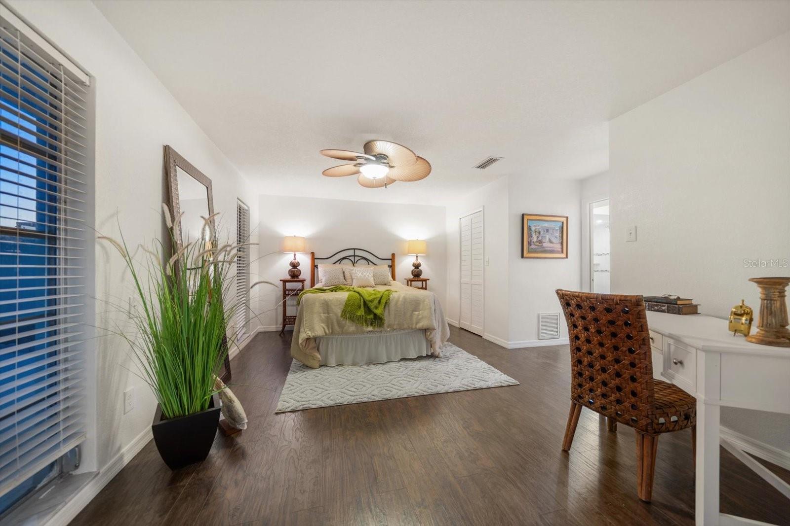 Listing photo id 16 for 14922 Crown Drive