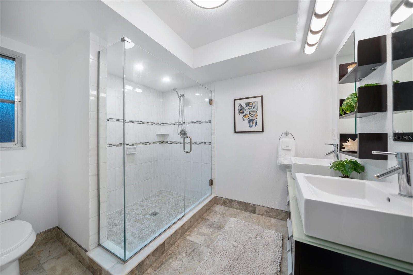 Listing photo id 18 for 14922 Crown Drive