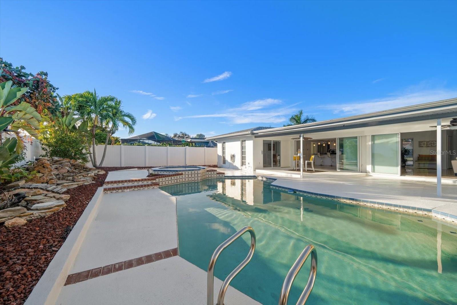 Listing photo id 23 for 14922 Crown Drive