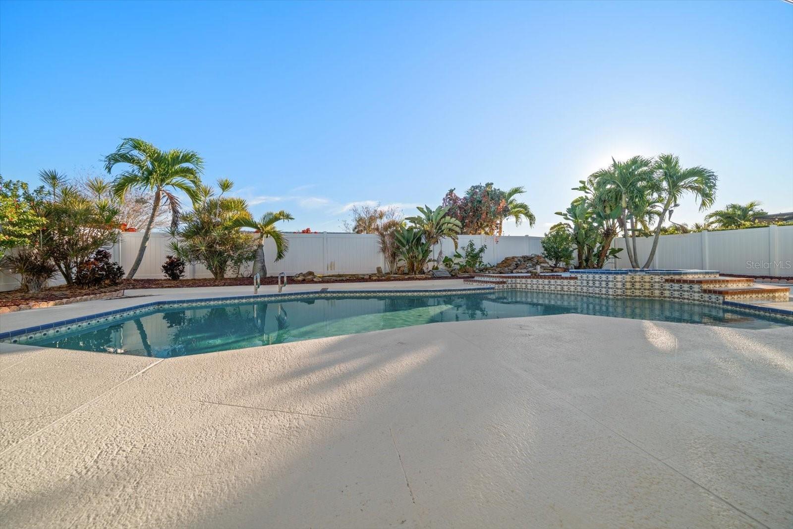 Listing photo id 35 for 14922 Crown Drive