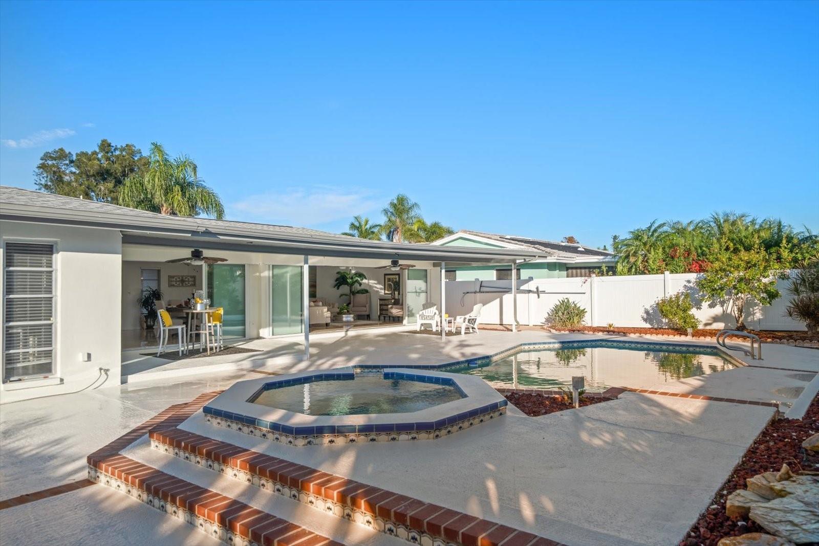 Listing photo id 37 for 14922 Crown Drive